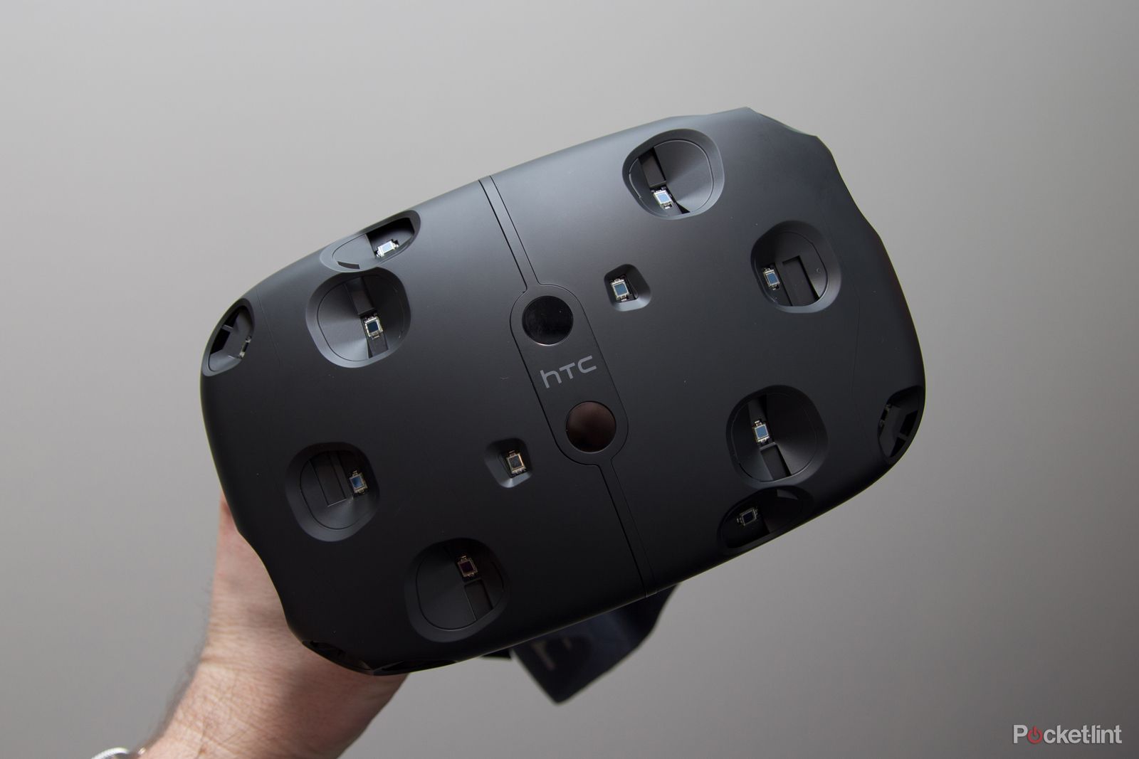 htc will start selling the vive vr headset to consumers in april image 1