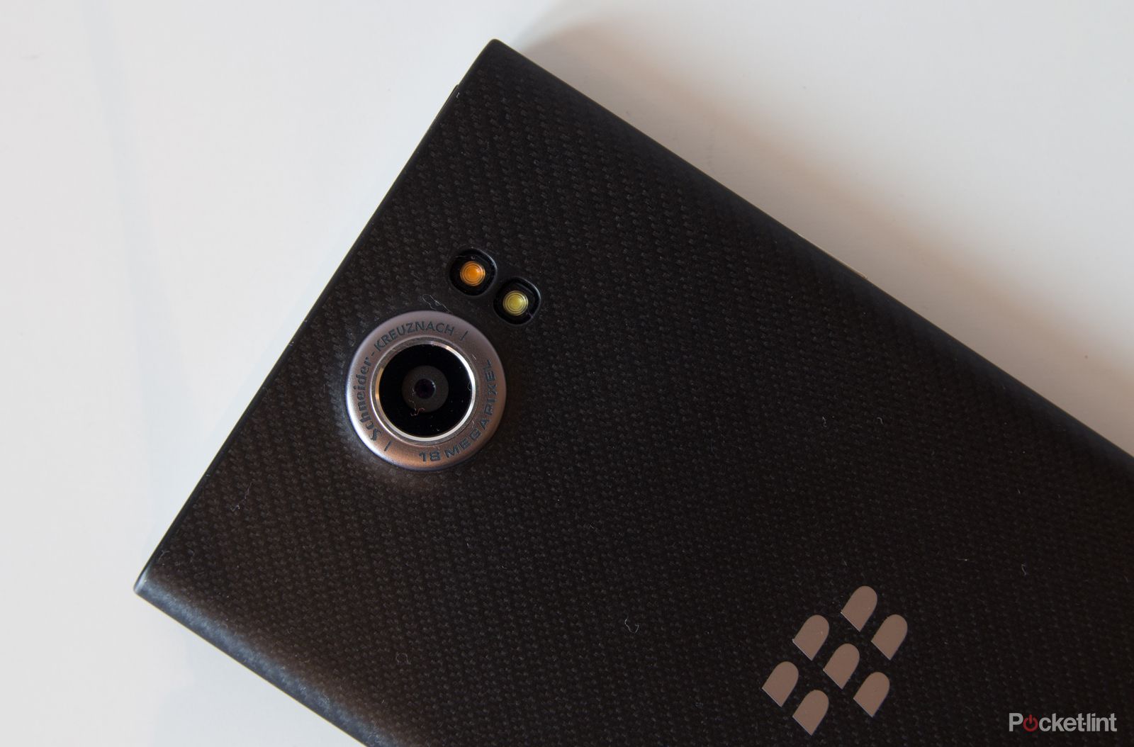blackberry says it ll launch two mid range android handsets in 2016 image 1