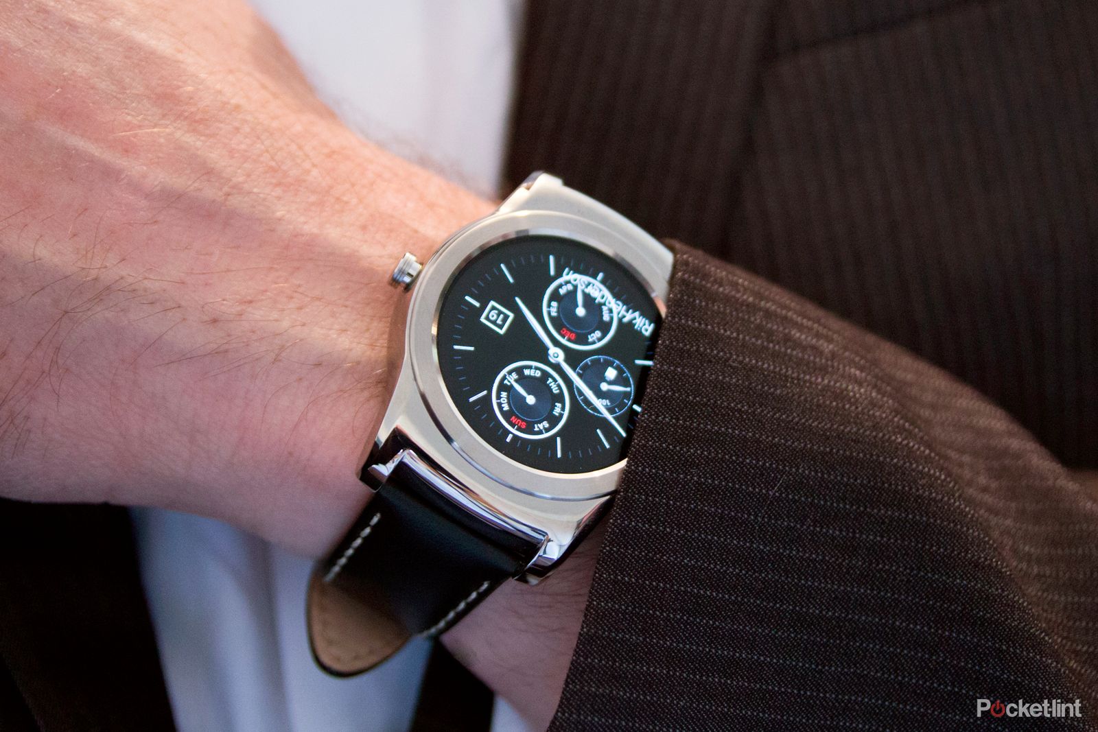 is lg about to launch a round android wear 2 0 smartwatch  image 1