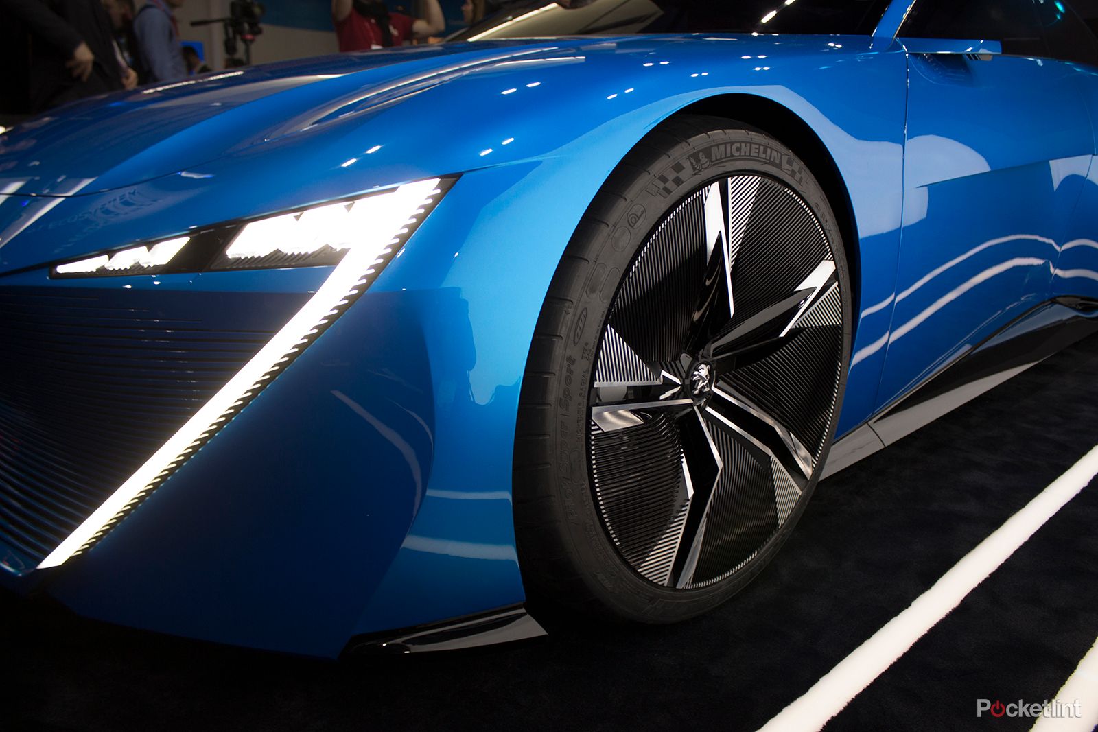 stunning instinct concept car shows peugeot s vision of an autonomous driving future image 4