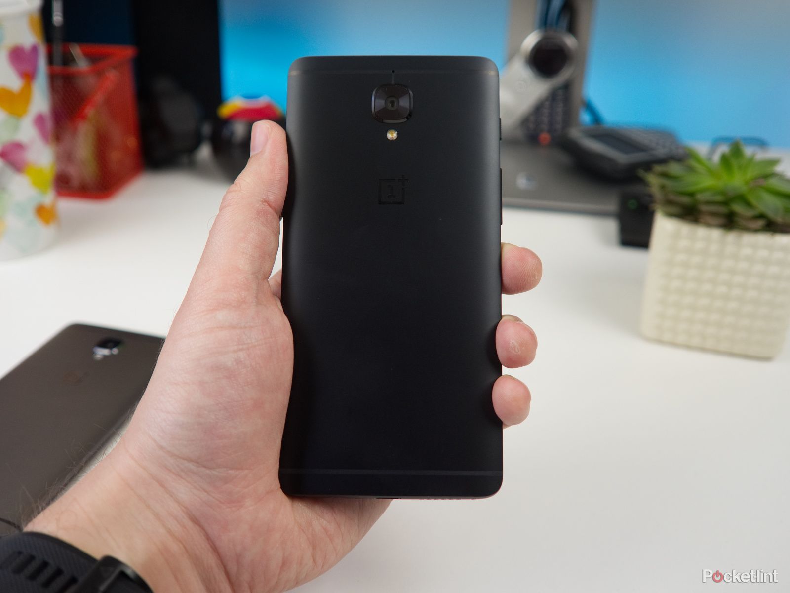 this is the limited edition oneplus 3t in midnight black image 1