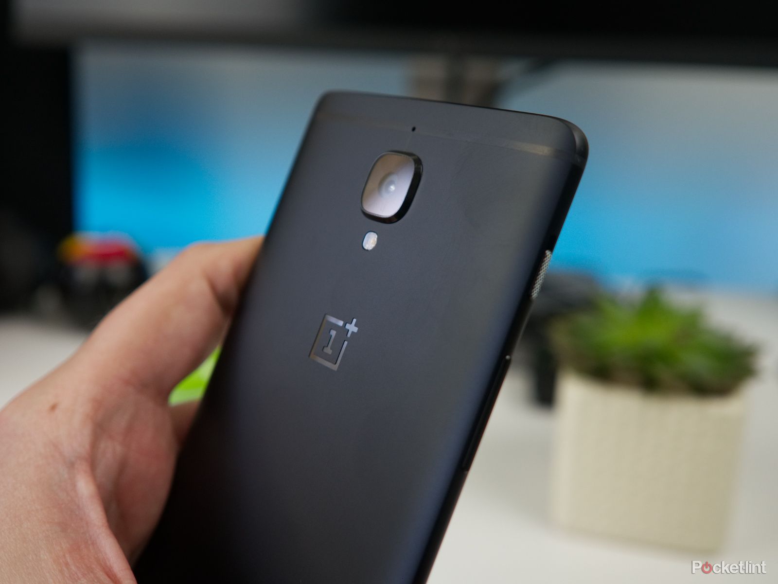 this is the limited edition oneplus 3t in midnight black image 5