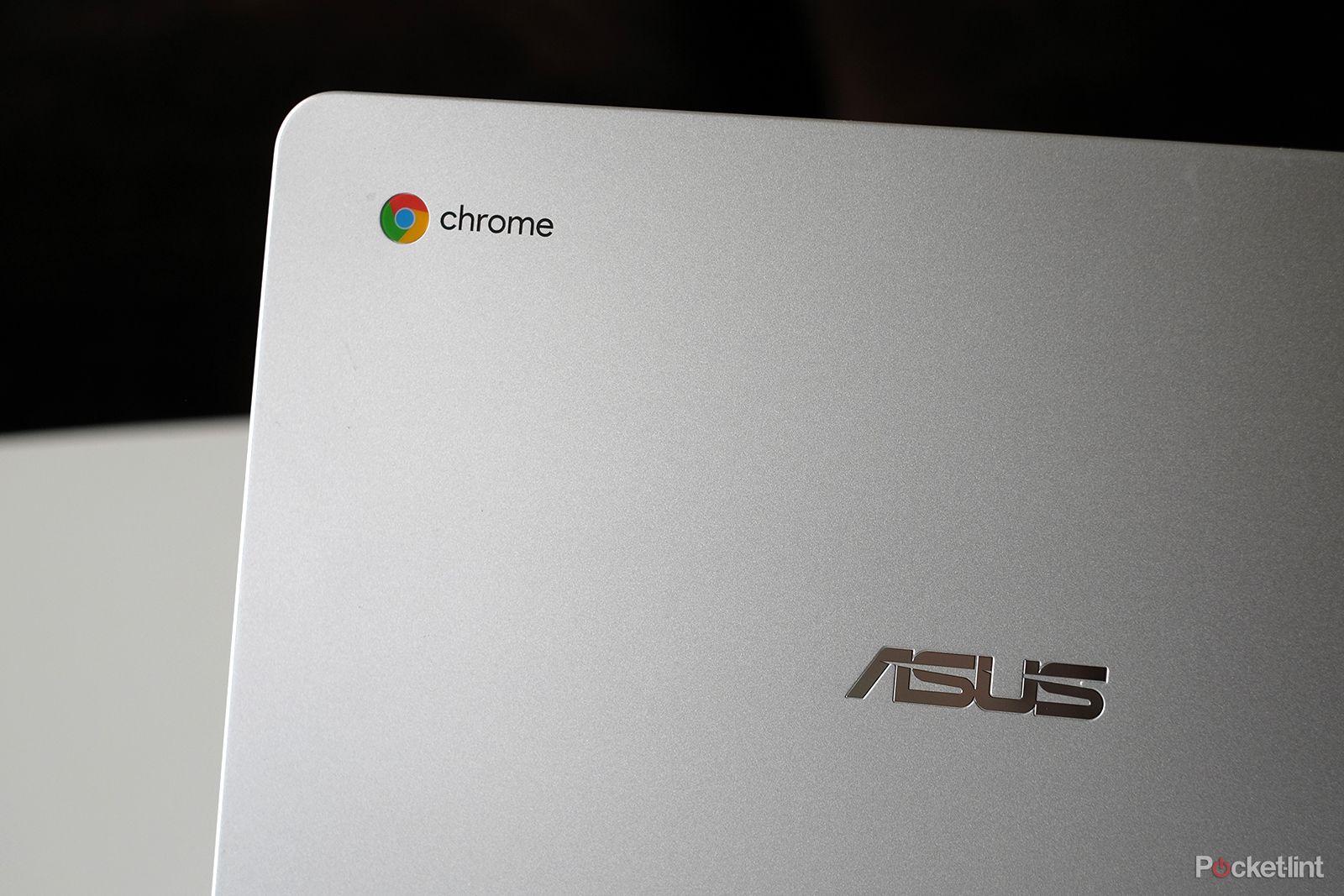asus chromebook flip lid with Chrome logo
