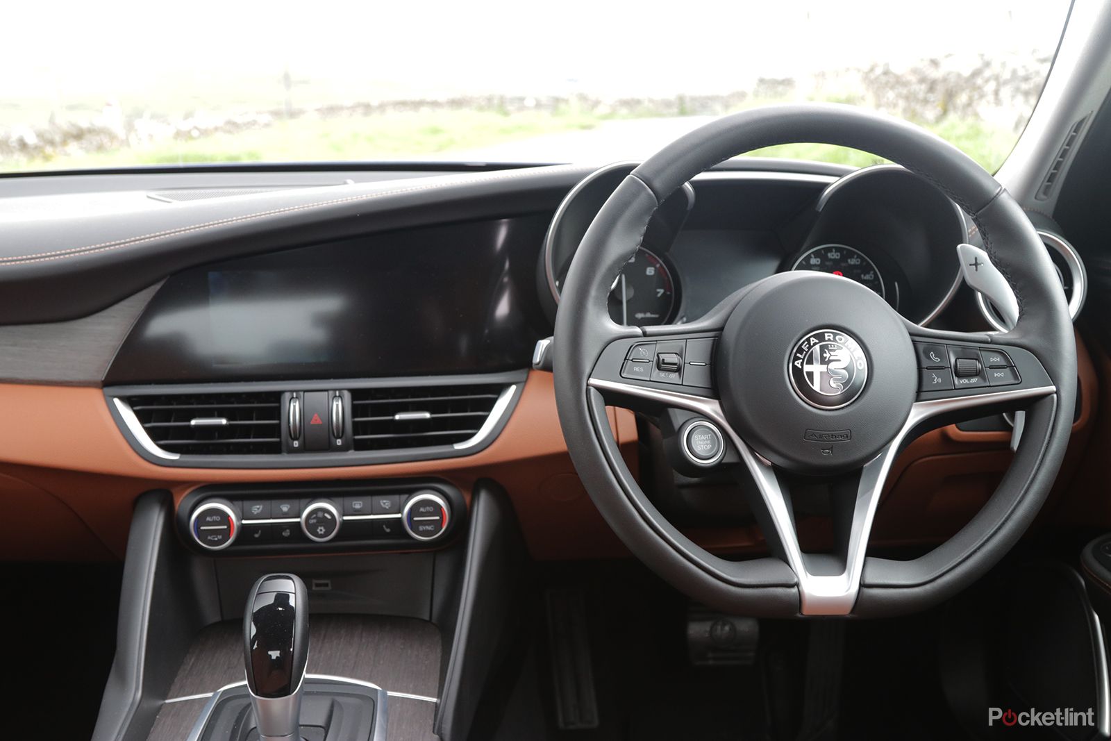 Alfa Romeo Giulia interior image 2