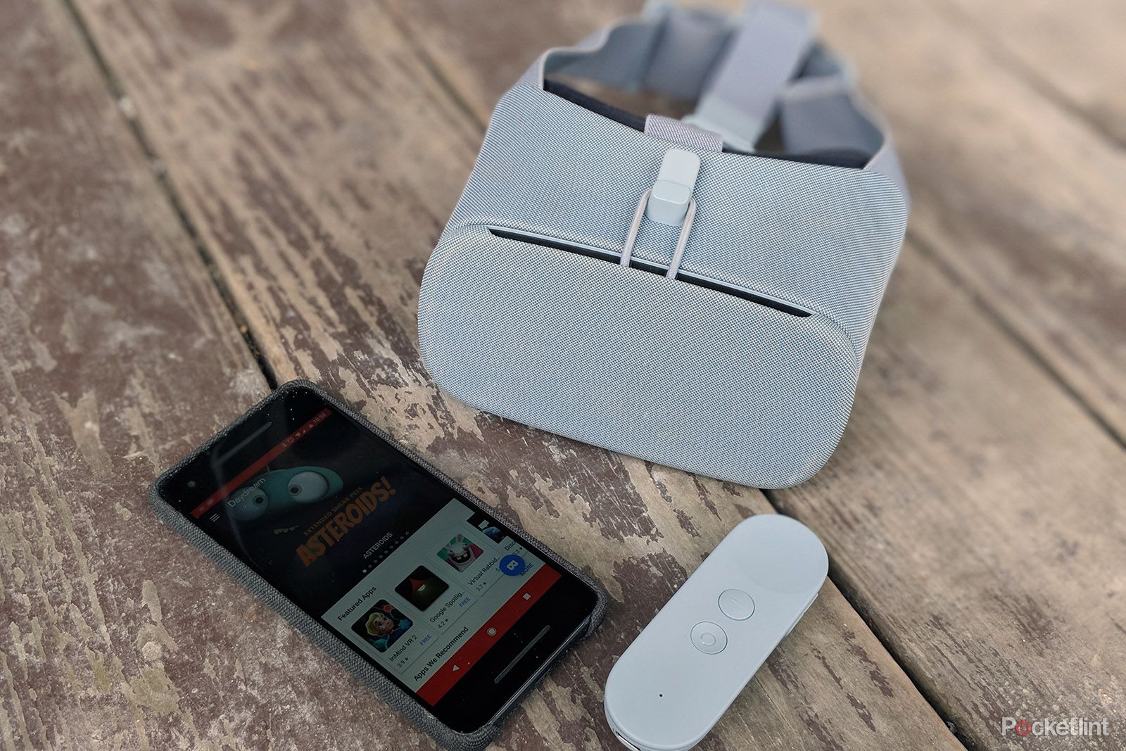 Google Daydream View 2017 with Pixel image 2