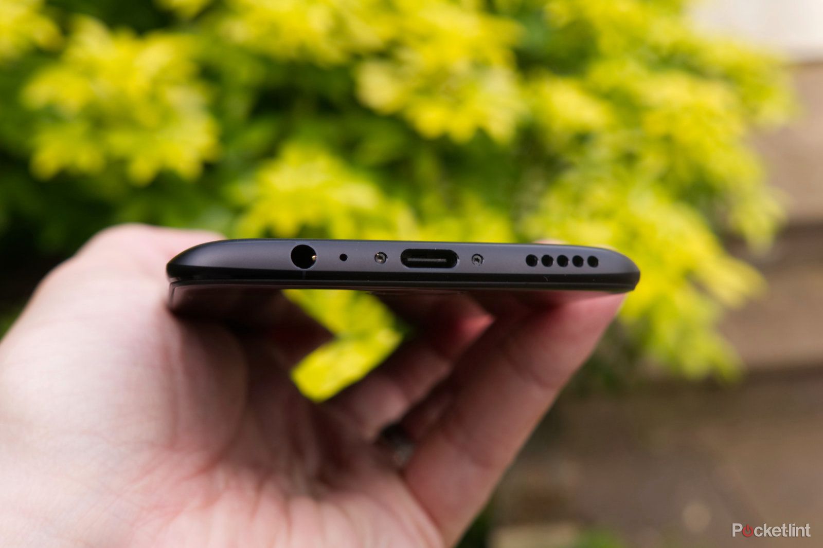 OnePlus 5T to retain headphone going by cryptic tweet image 1