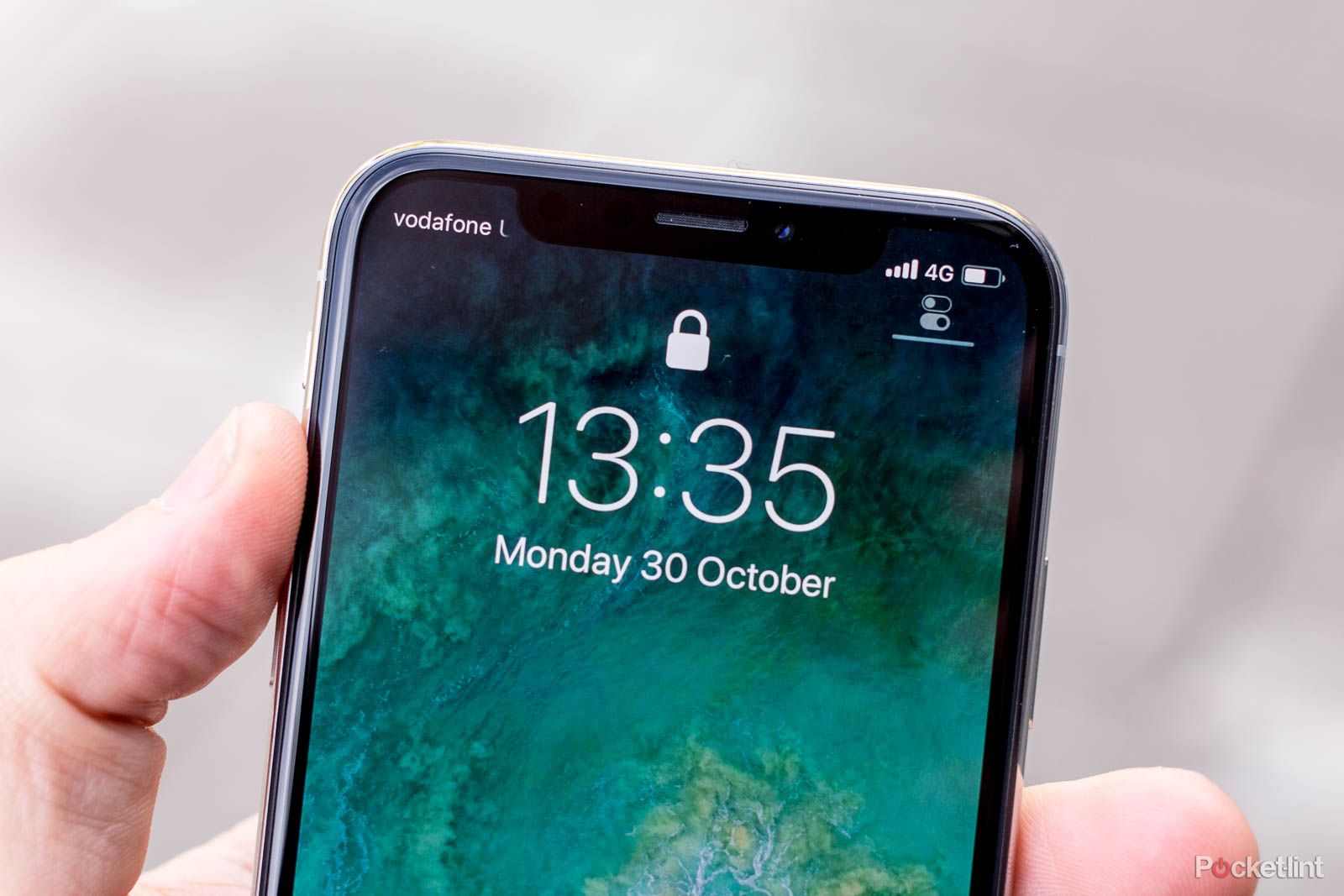 2018 iPhone X will come with smaller notch claims Barclays image 1