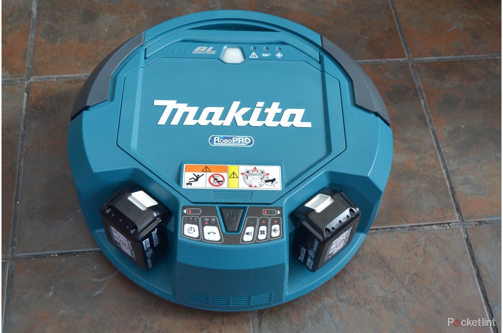 Makita DRC200Z robot vacuum review A cleaning powerhouse that goes and goes image 1