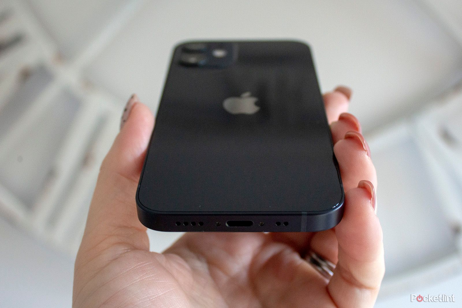 Un accesorio de la propia Apple permite saltarse el bloqueo USB de los  iPhone