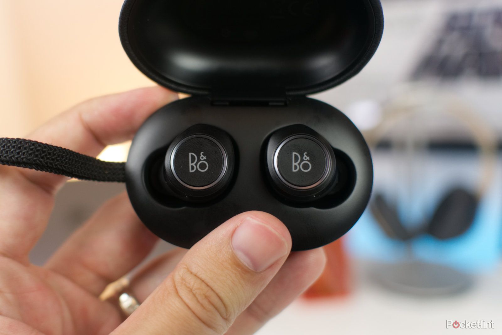 Beoplay E8 hardware image 1