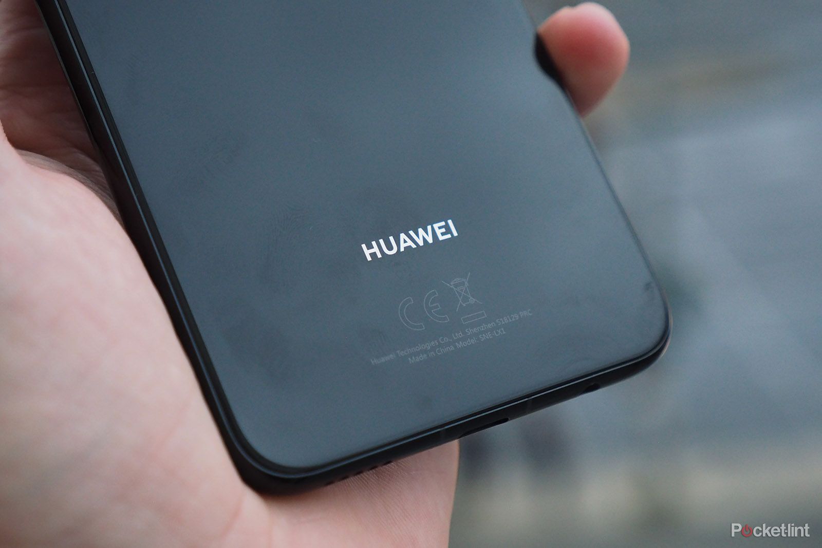 Huawei Mate 20 and Pro glass back tipped as wireless charger spotted image 1