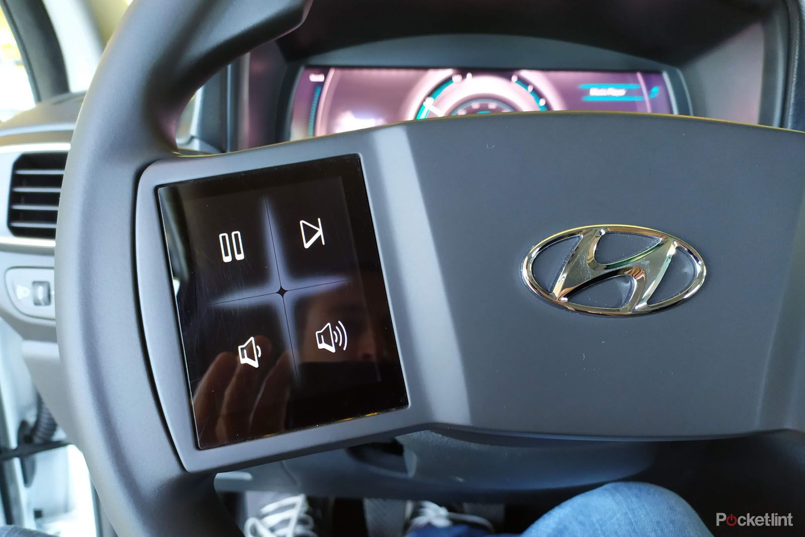 Hyundais cockpit of the future puts haptic displays on the steering wheel image 4