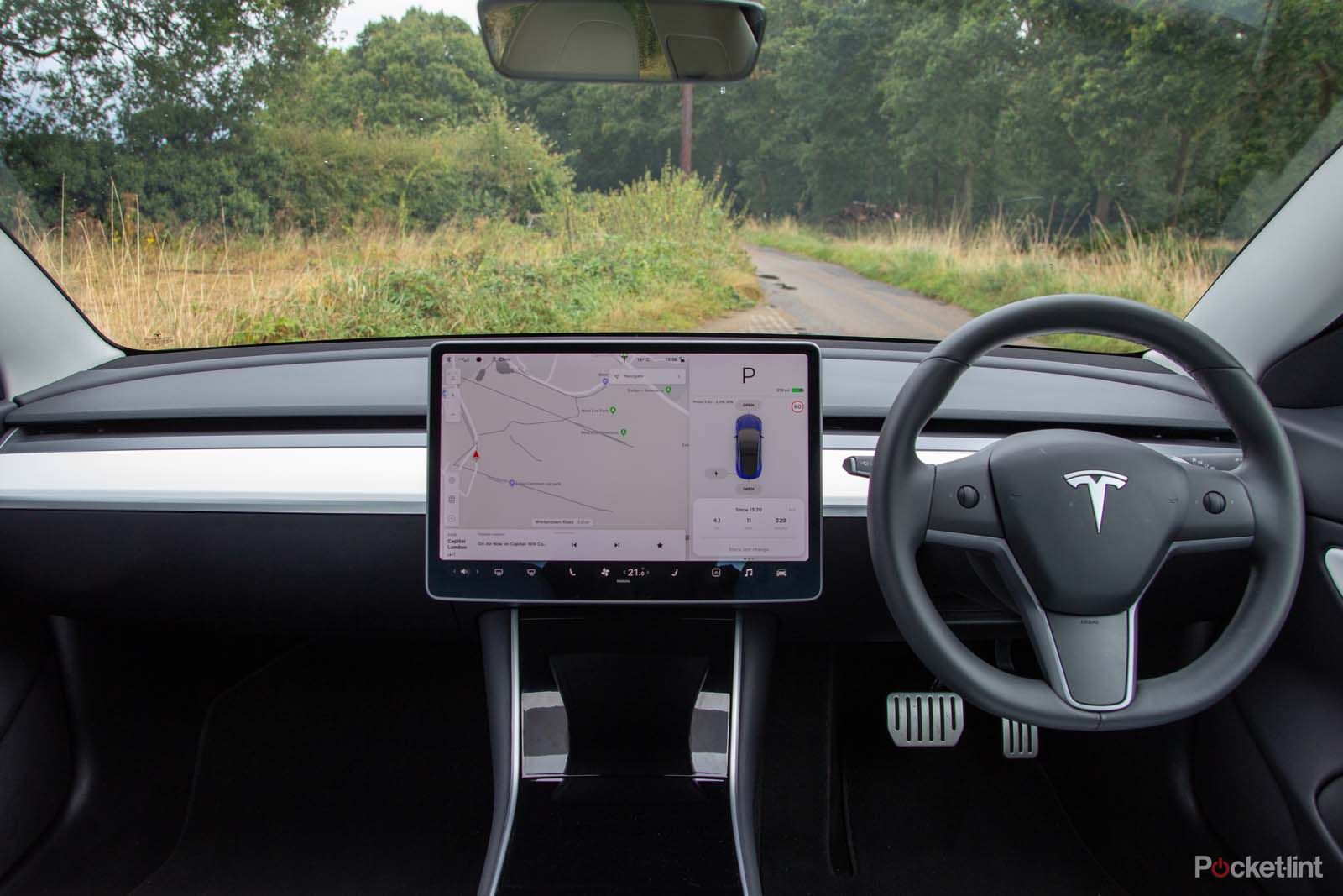 Un vistazo al interior del Tesla Model 3 y a la tecnología de  infoentretenimiento