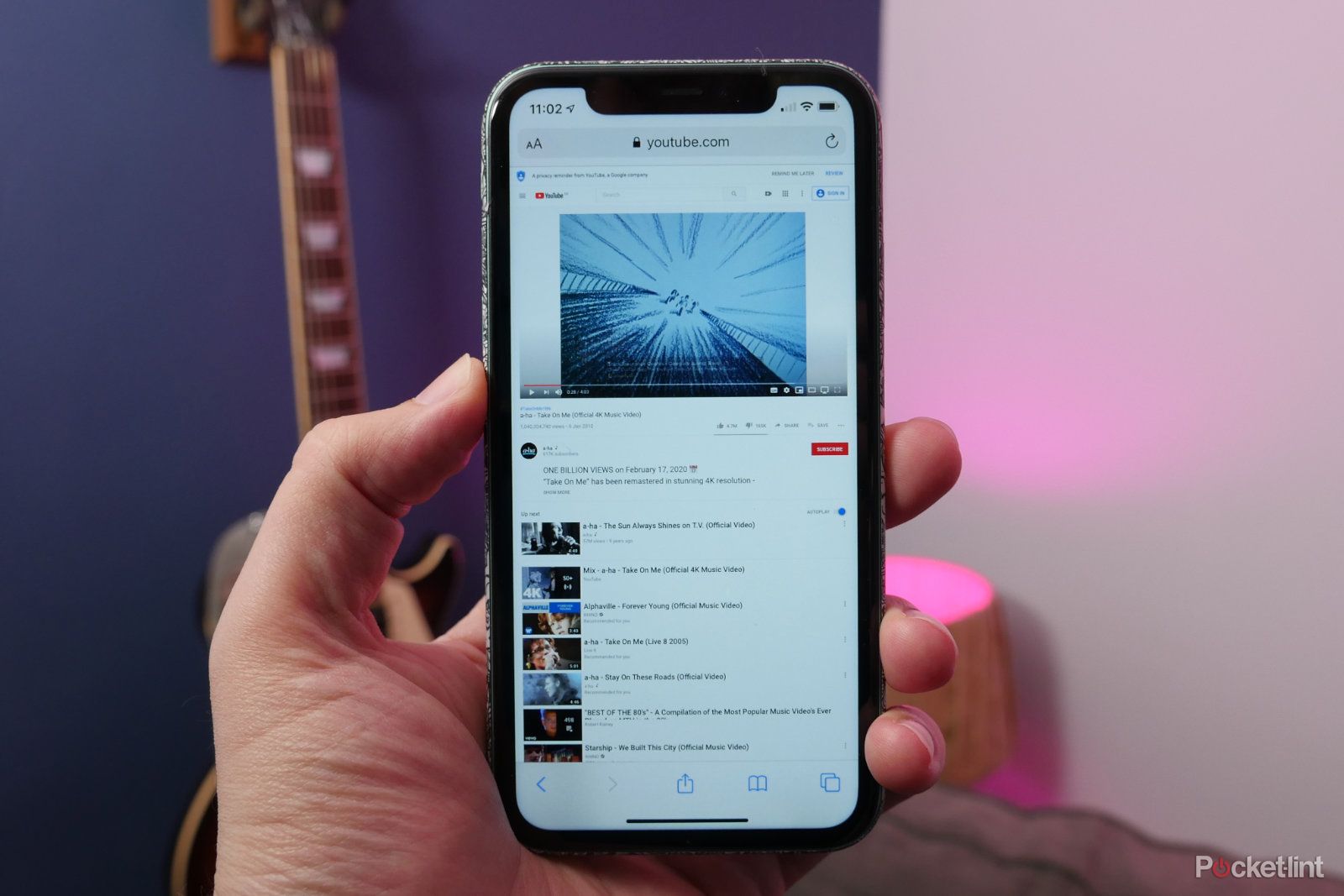 Với YouTube trên iPhone, bạn có thể thưởng thức âm nhạc mọi lúc, mọi nơi. Hãy tìm kiếm những ca khúc yêu thích của bạn và cảm nhận trọn vẹn trên màn hình điện thoại tuyệt đẹp. 