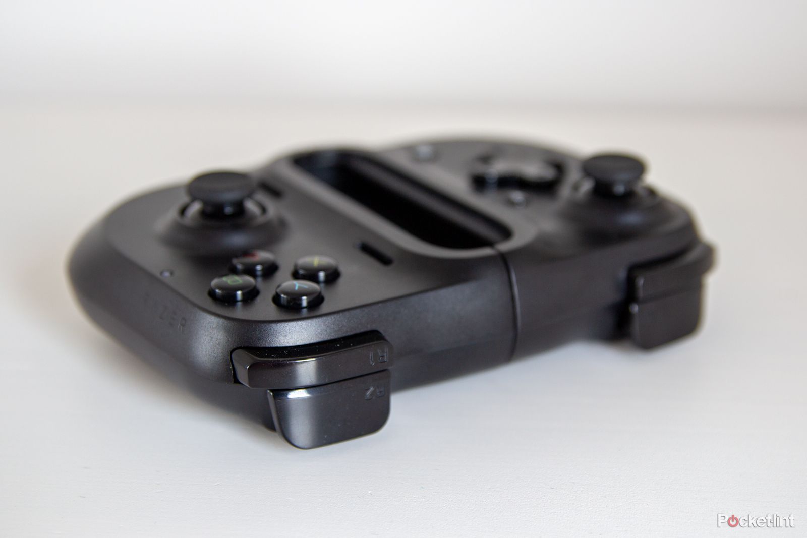 Playing with Razer Kishi: The controller to boost your gaming?