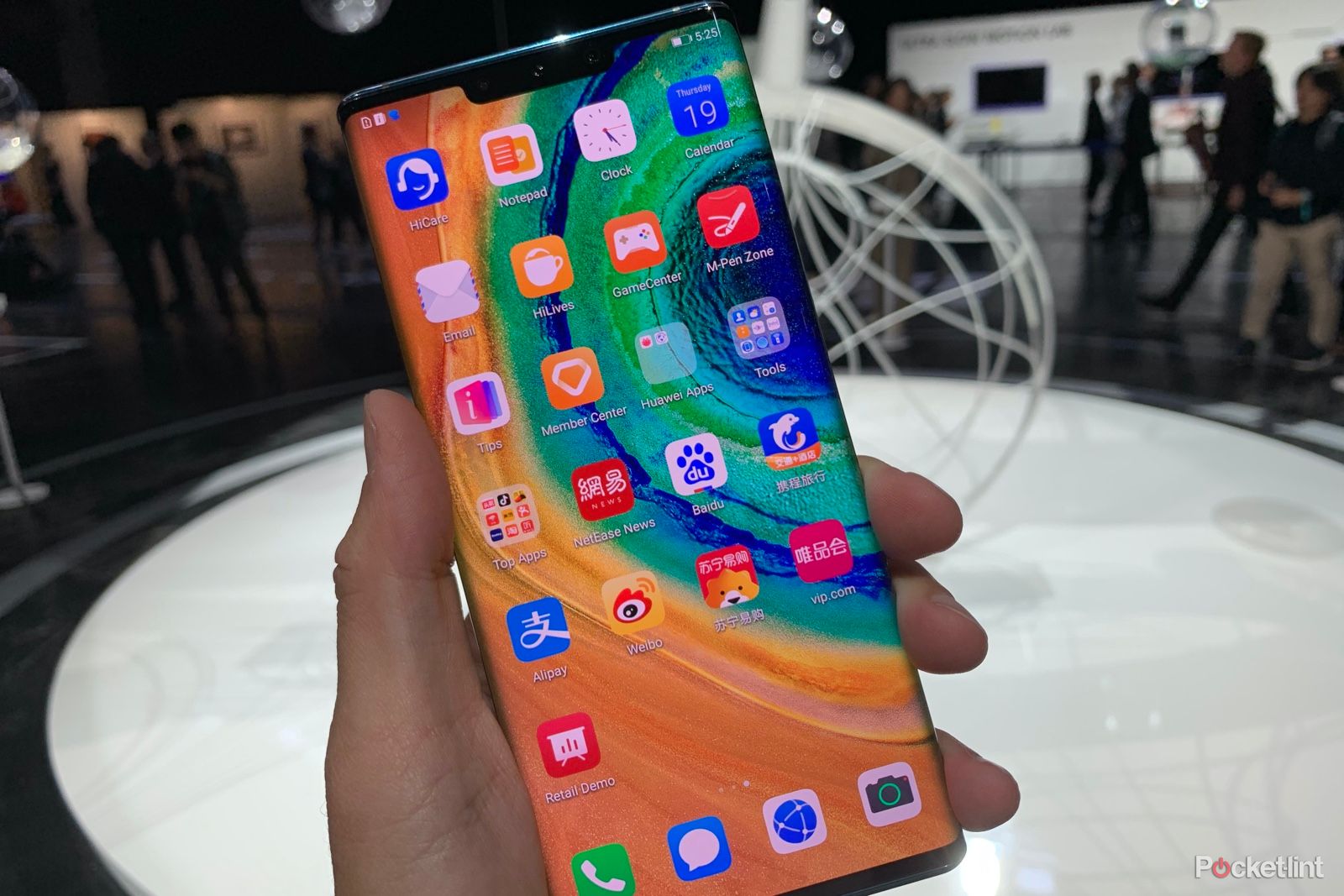 Huawei now world's biggest smartphone maker, despite US ban photo 1