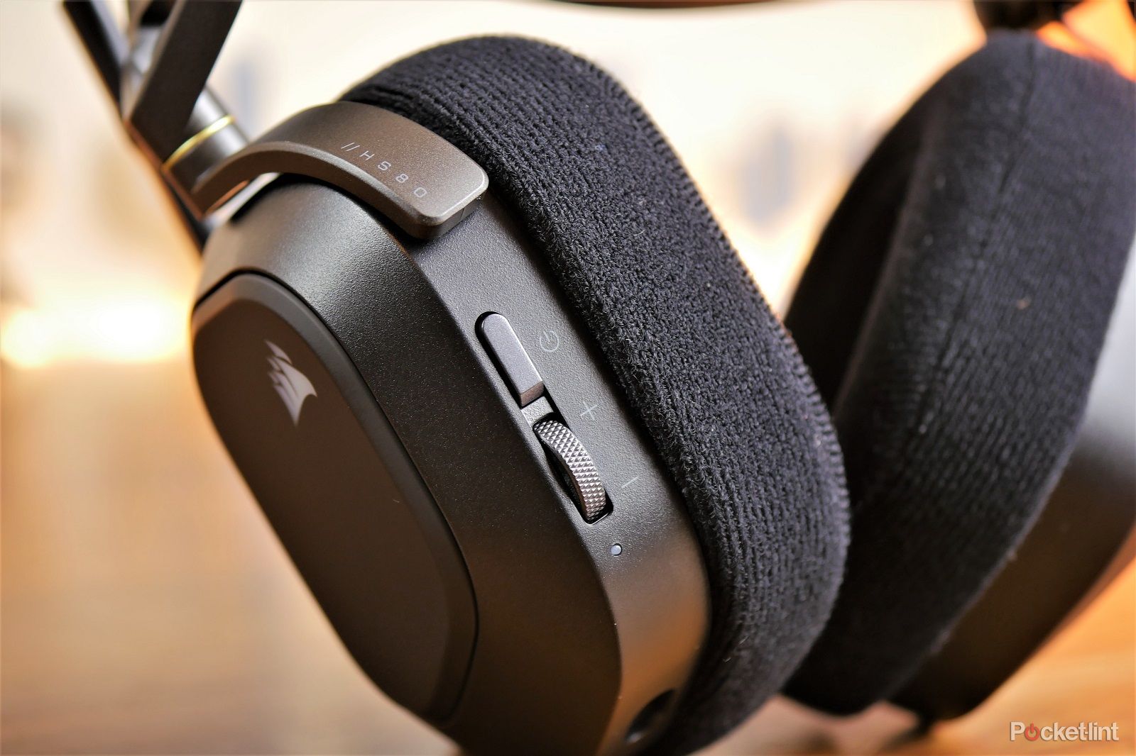 Corsair HS80 RGB Wireless gaming headset review photo 8