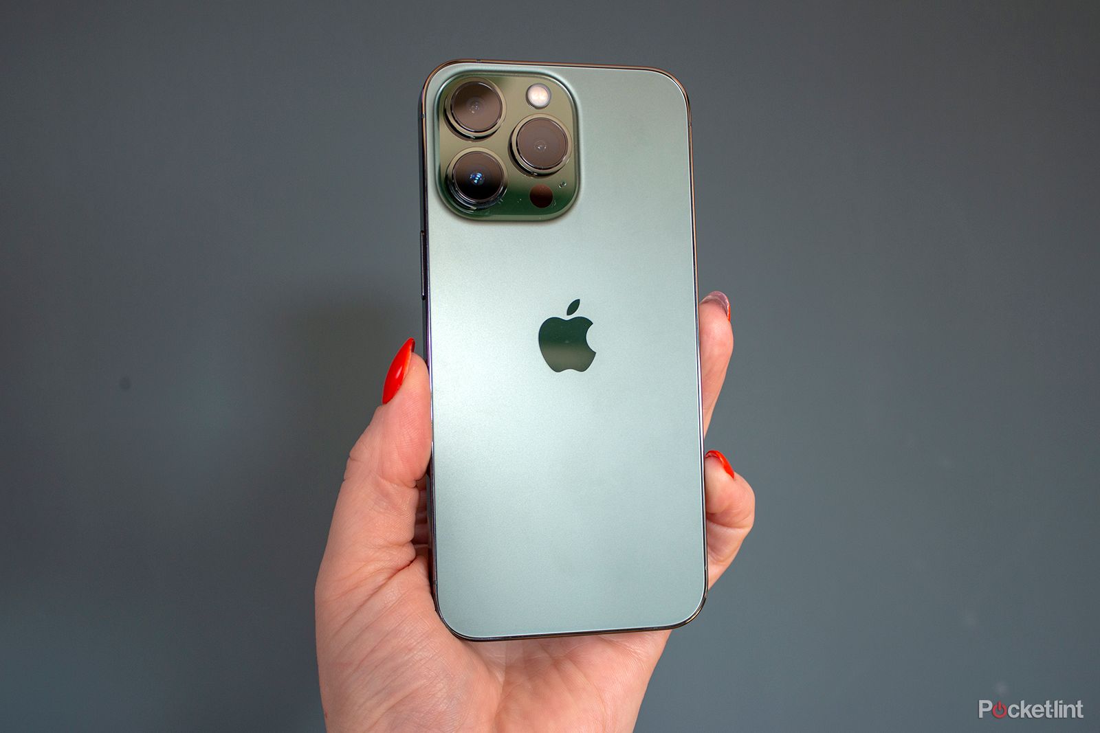 Así es el iPhone 13 Pro verde alpino