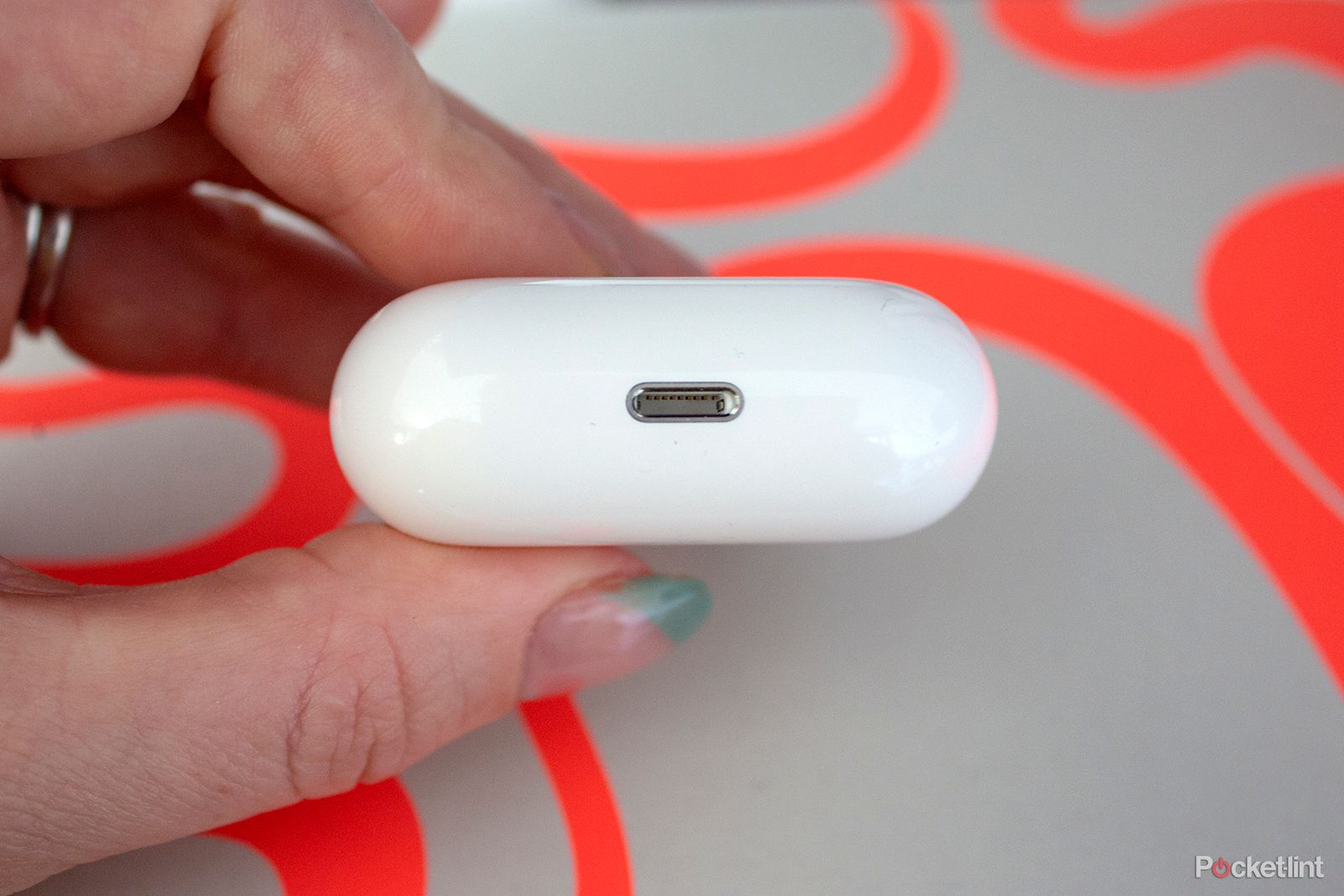 Pas de charge nécessaire : un passionné a transformé les AirPods d'Apple en  écouteurs filaires avec un connecteur USB-C.