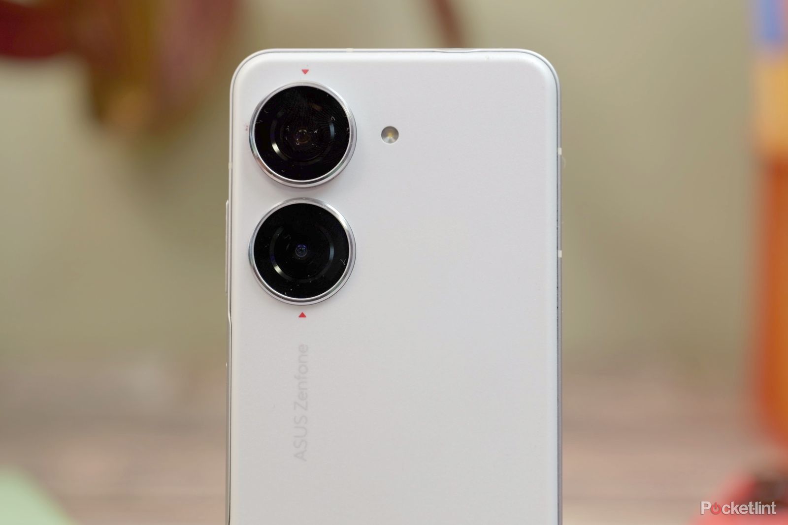 Zenfone 10 camera closeup 