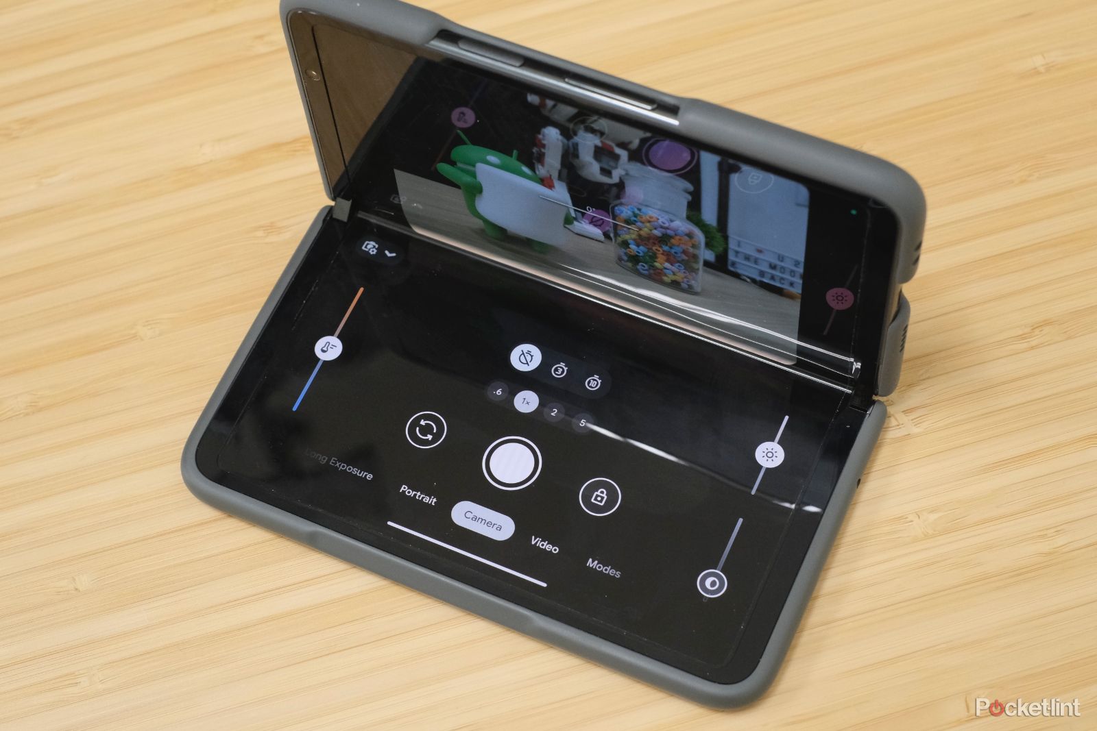 The Pixel Fold's Tabletop mode and controls it provides when taking a picture. 