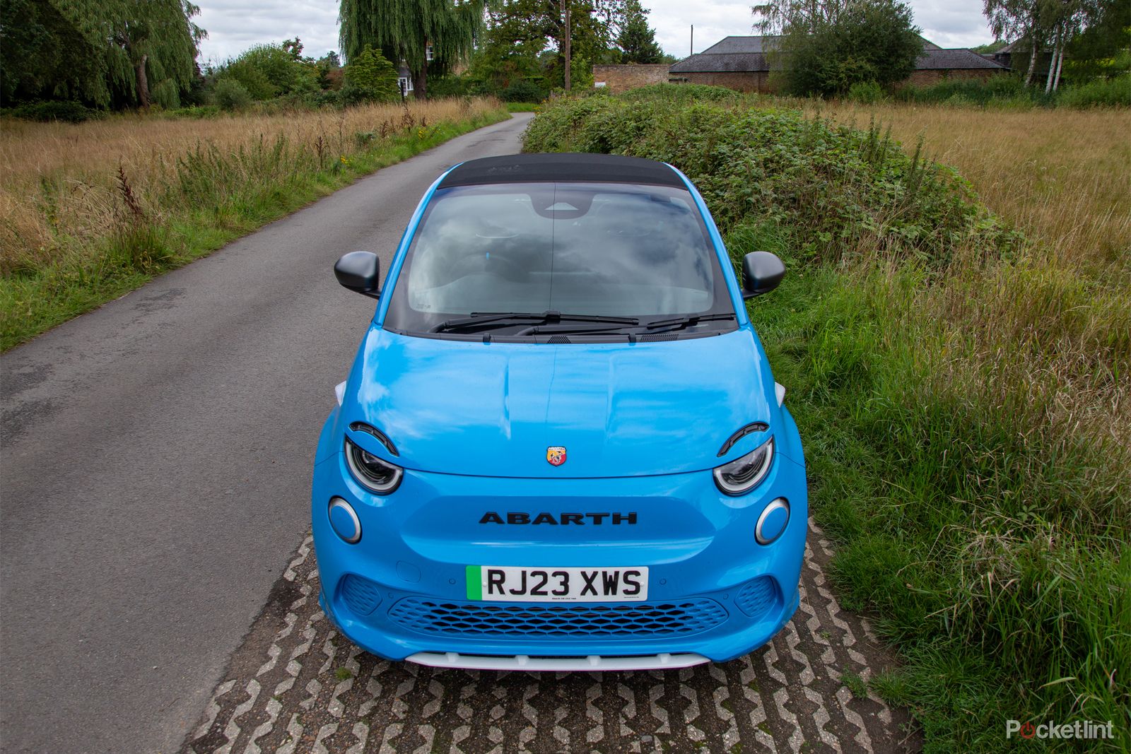 Fiat Abarth 500e Is a 155-HP All-Electric Ball of Fun