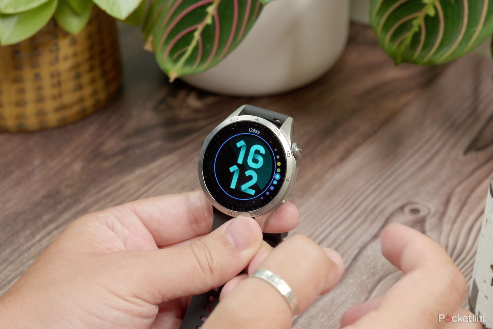 Huawei Watch GT 4 - colour customisation in hand
