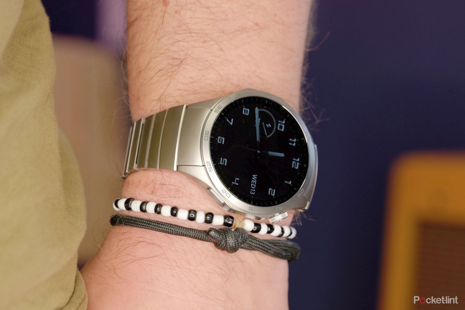 Huawei Watch GT 4 - metal bracelet on wrist