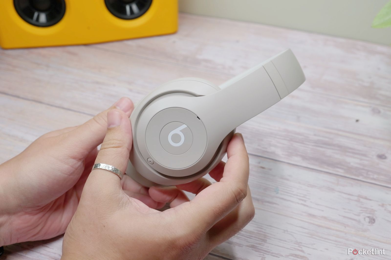 Beats Studio Pro – in der Hand