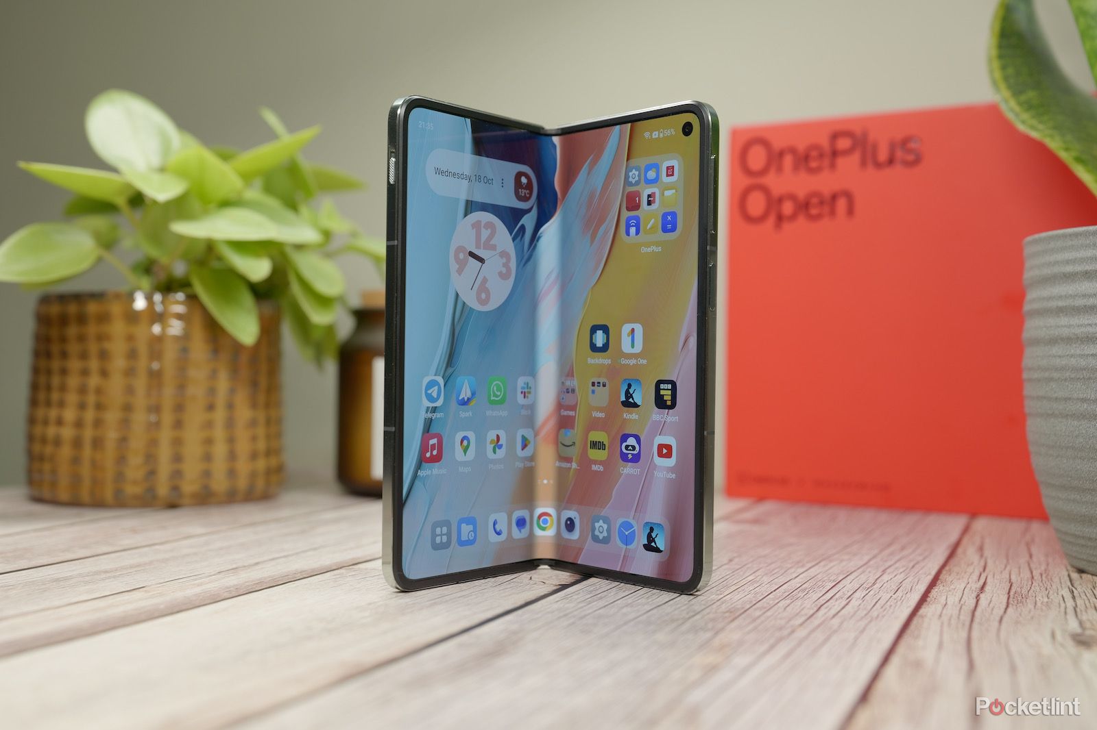 OnePlus Open - standing - open - main display
