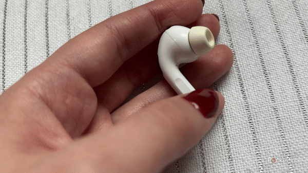 AirPods Pro 2 در حال پیمایش روی پایه