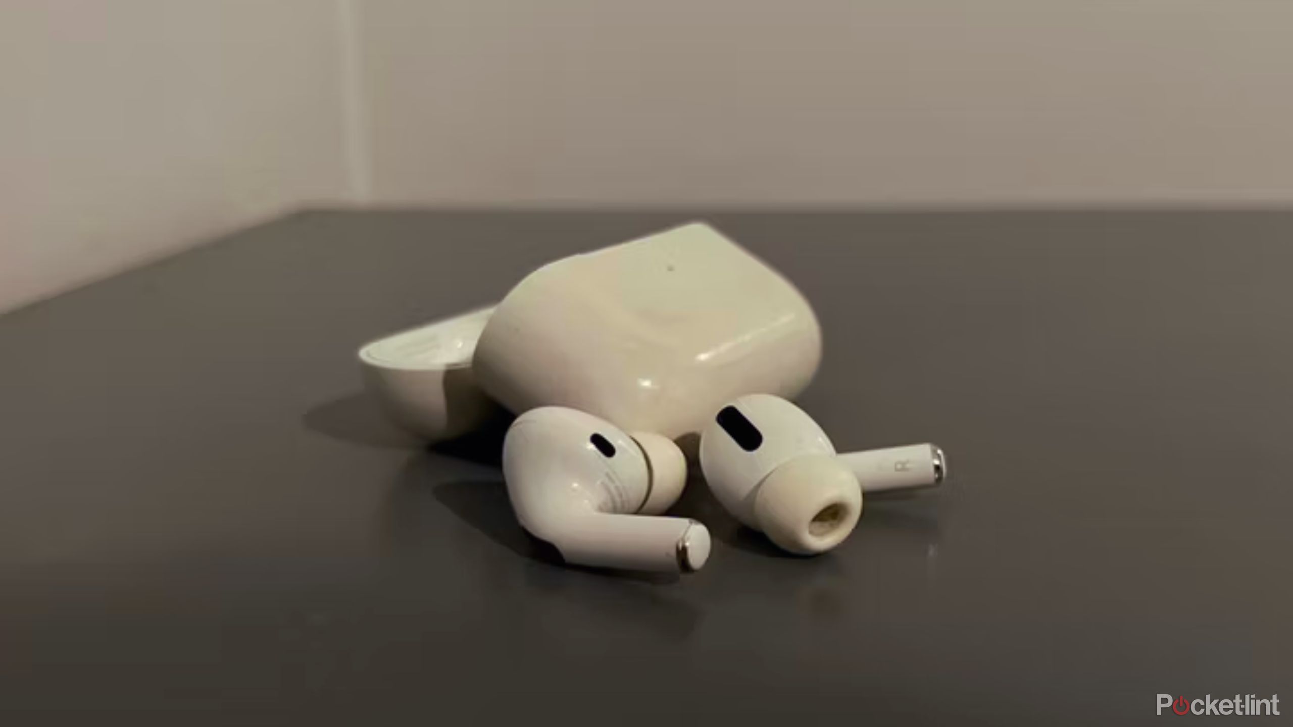 AirPods touch controls (4)