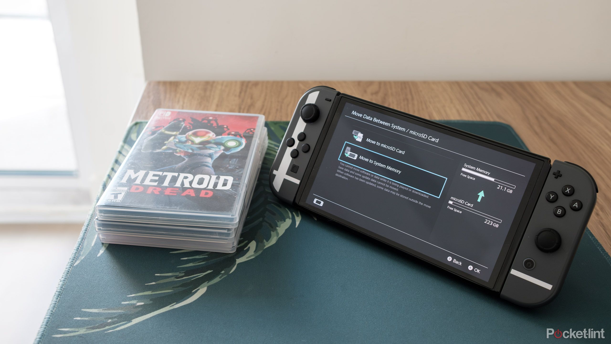 A copy of Metroid Dread next to the Nintendo Switch OLED