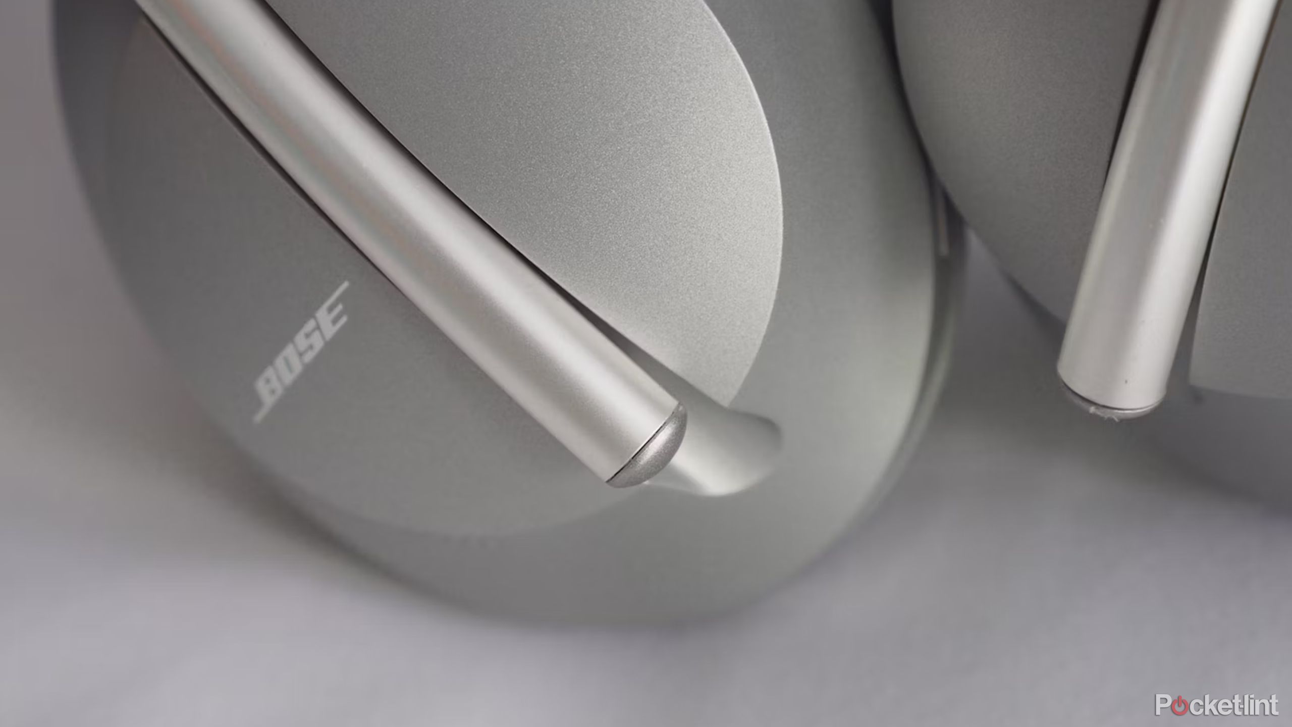 Bose NCH 700 in silver. 