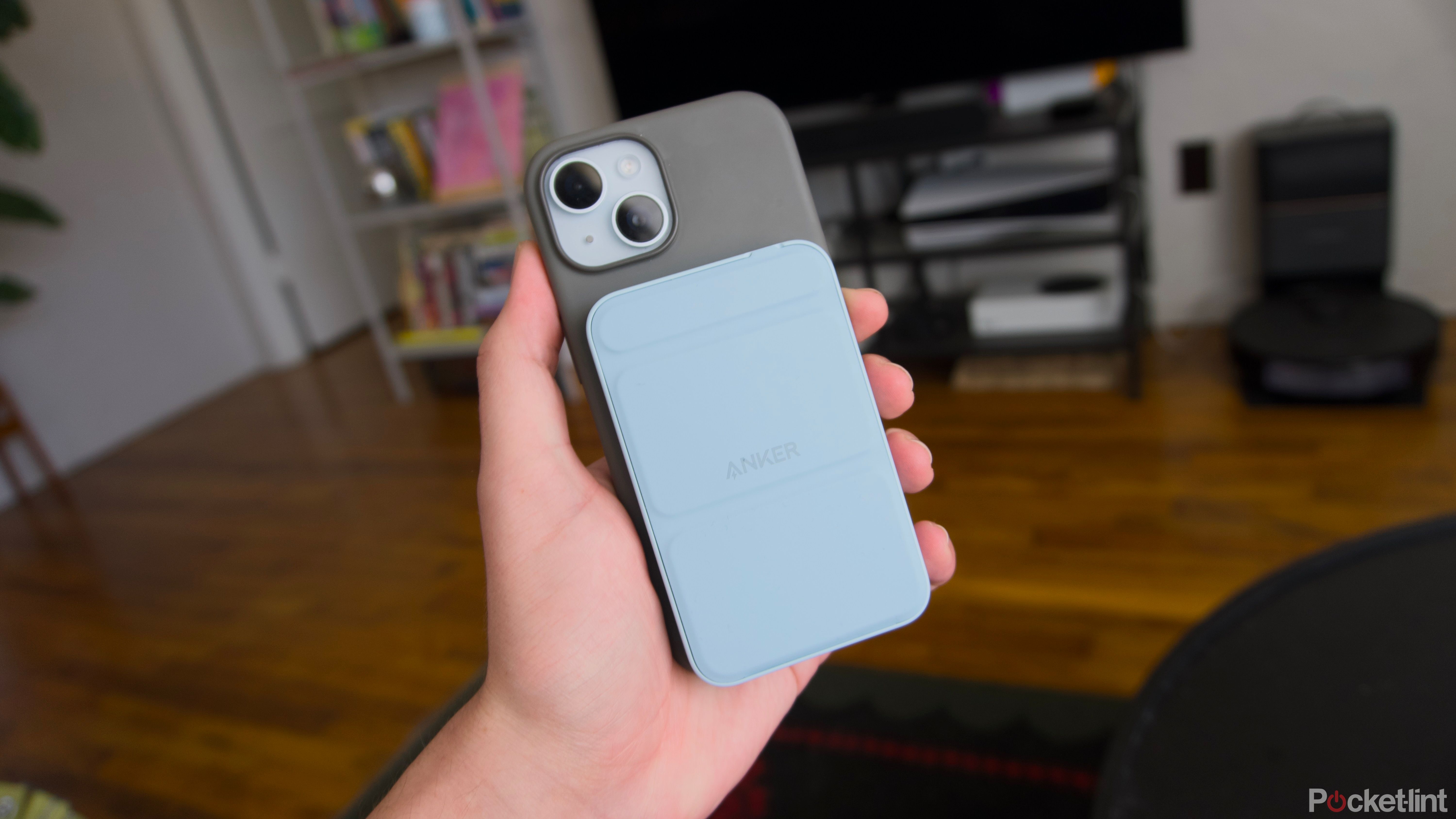 A blue Anker Magnetic Battery attached to an iPhone 15.