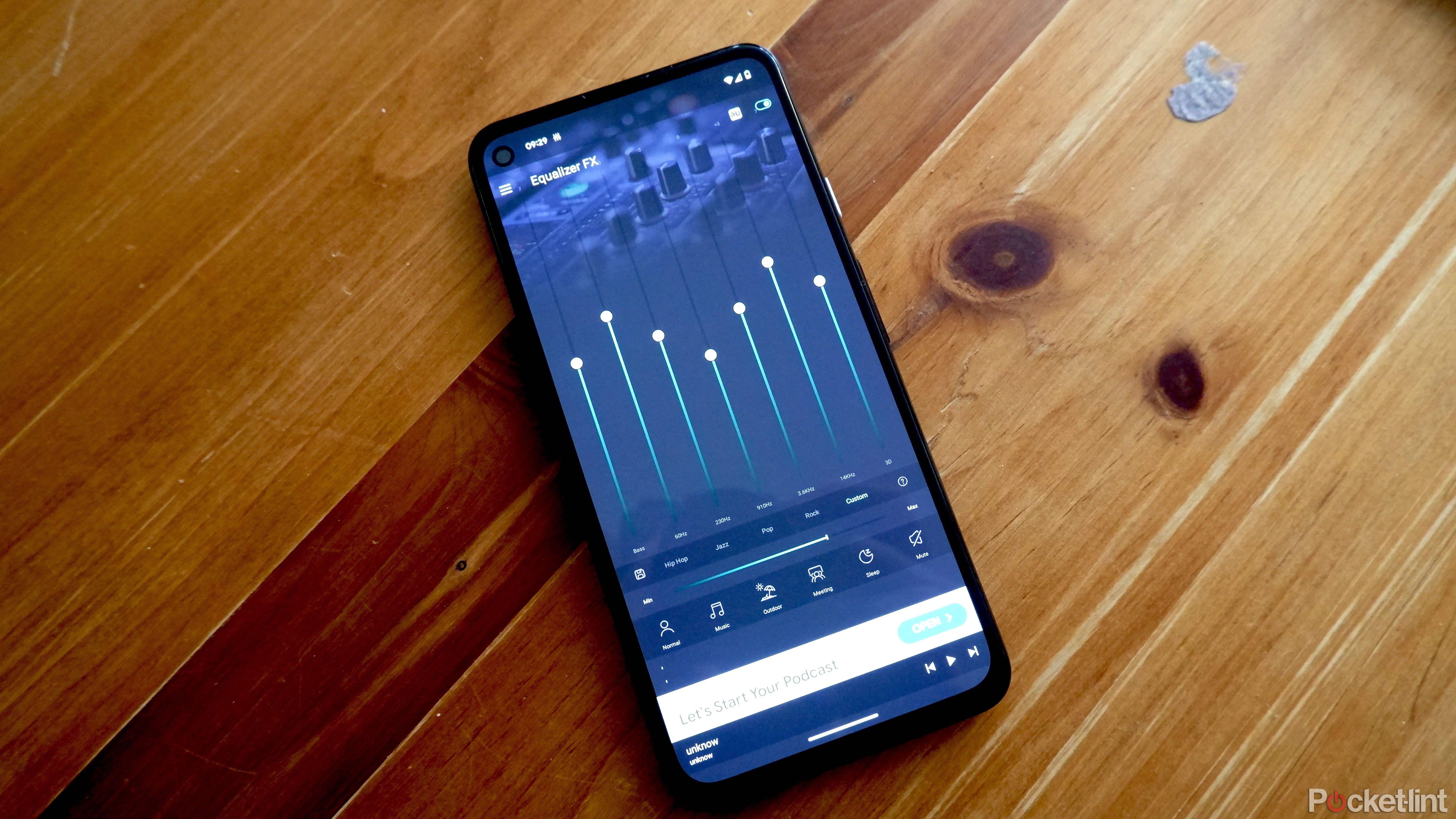 Un Google Pixel sur une surface en bois avec l'application Equalizer FX ouverte.