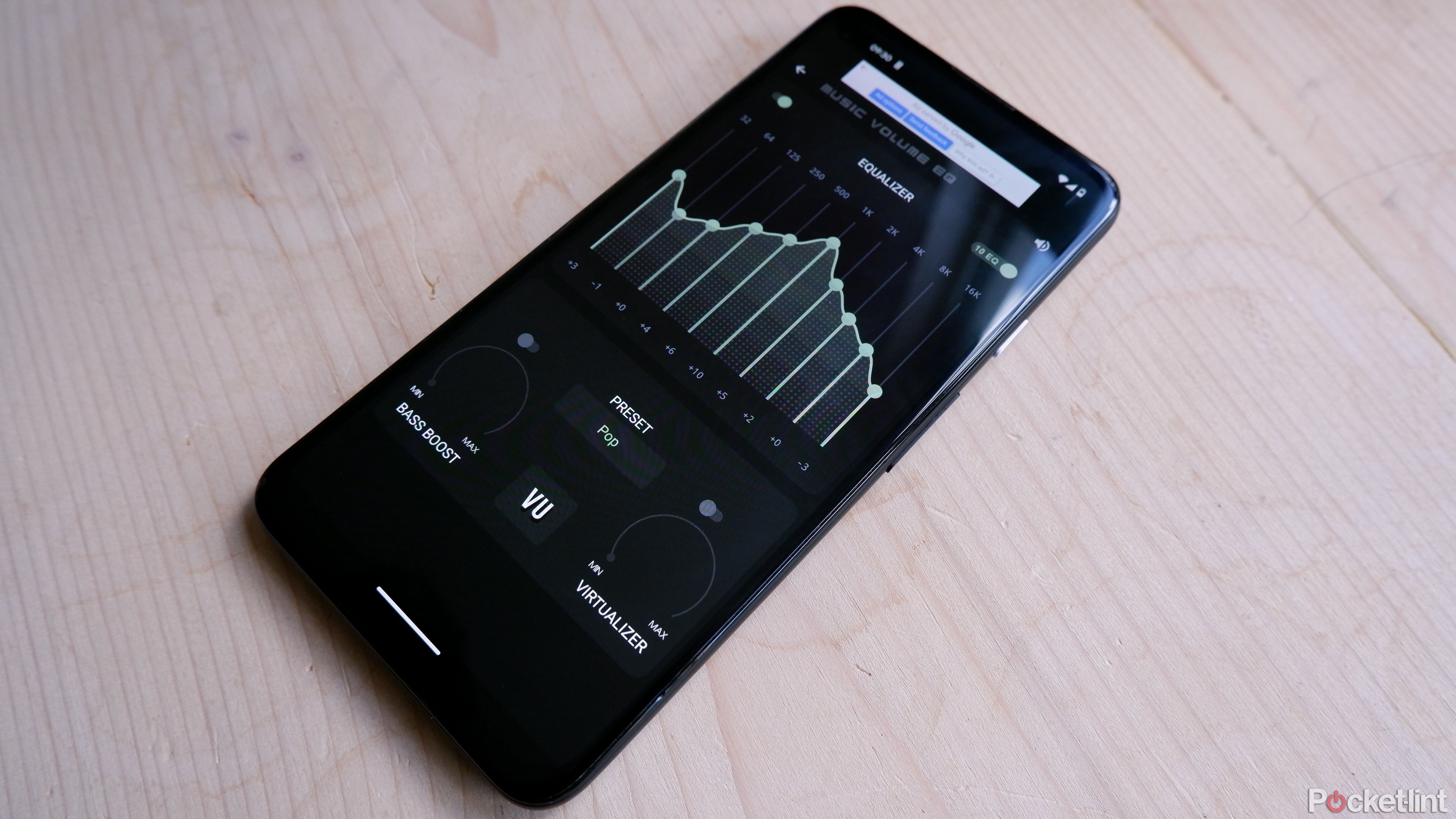 Un Google Pixel sur une surface en bois avec l'application Music Volume EQ ouverte.