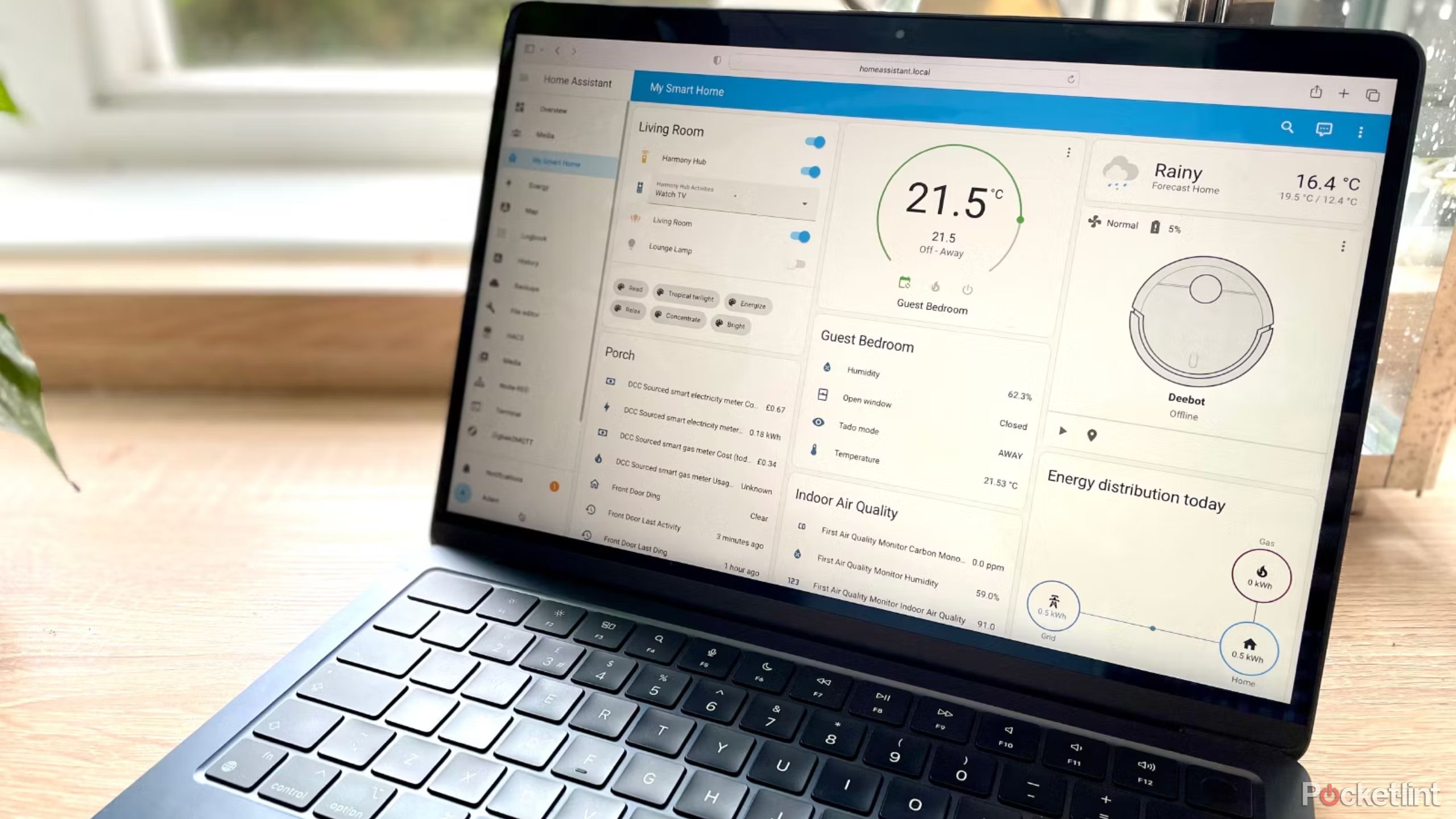 Home Assistant dashboard displayed on MacBook Air.