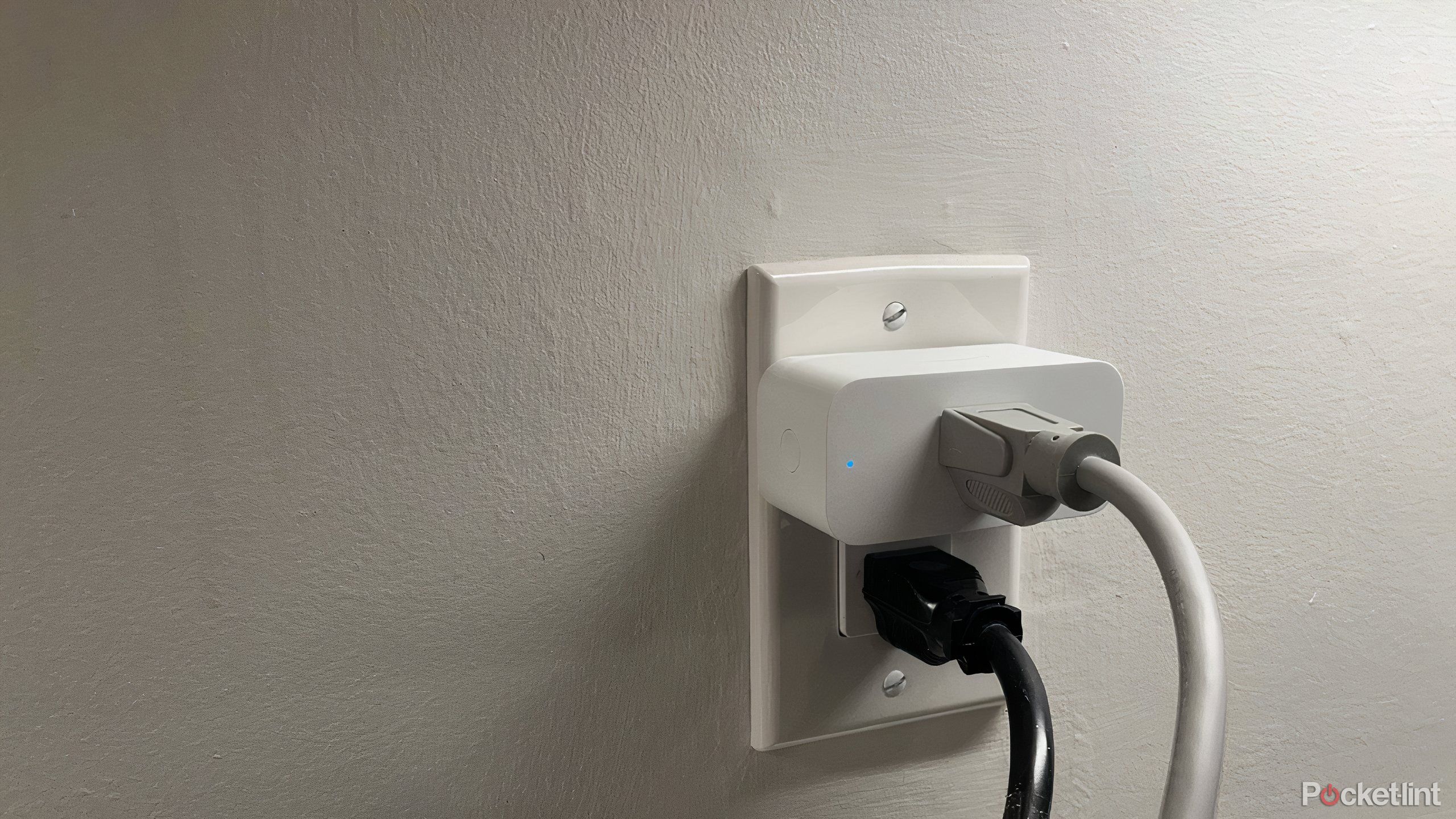 Un Amazon Smart Plug con un enchufe