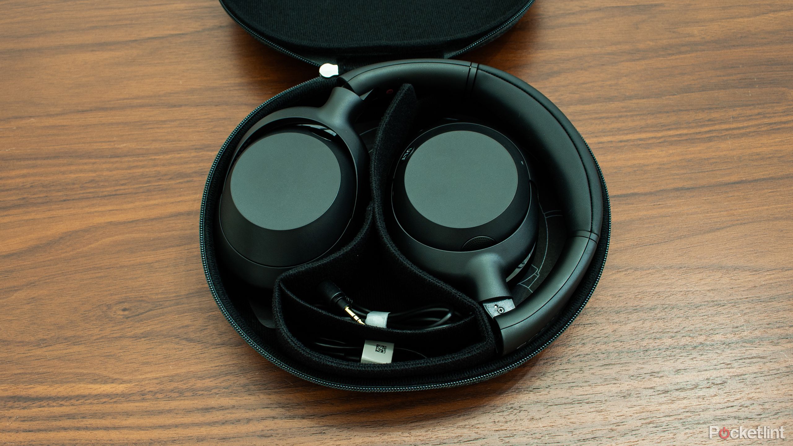 Sony ULT Wear Headphones کیس کھلا۔