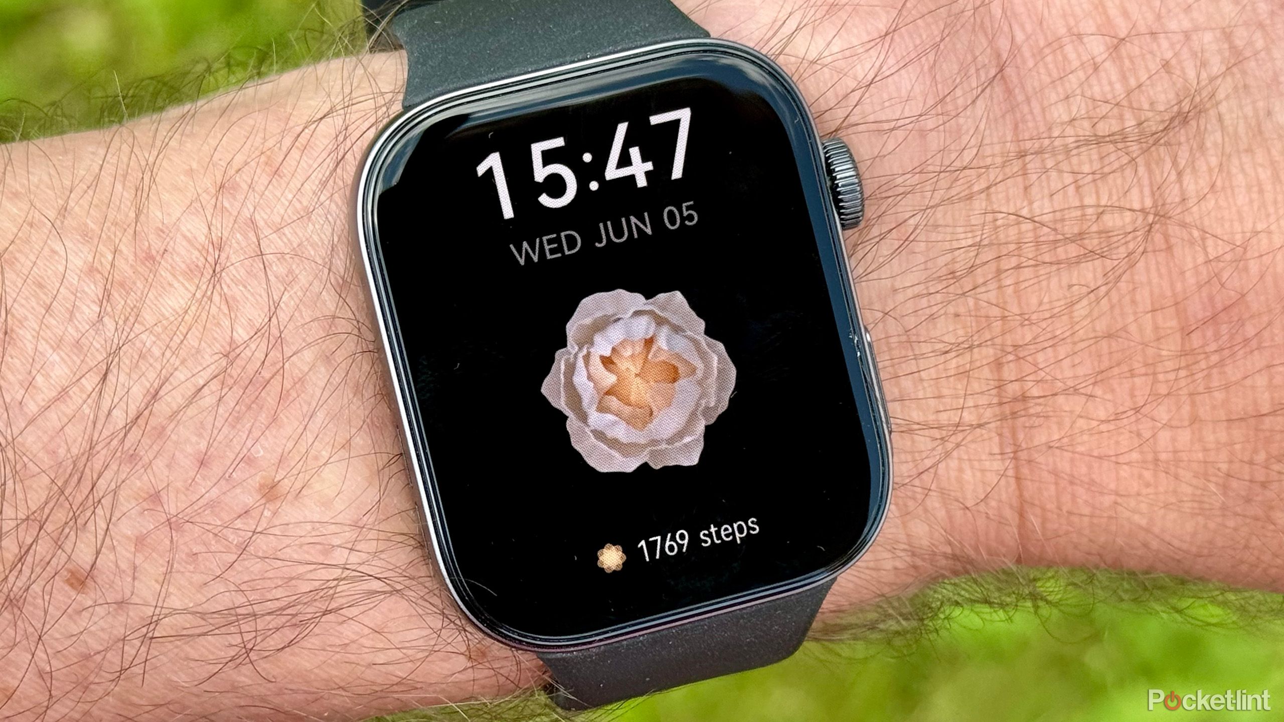 Someone wearing the huawei watch fit 3 with a flower watch face
