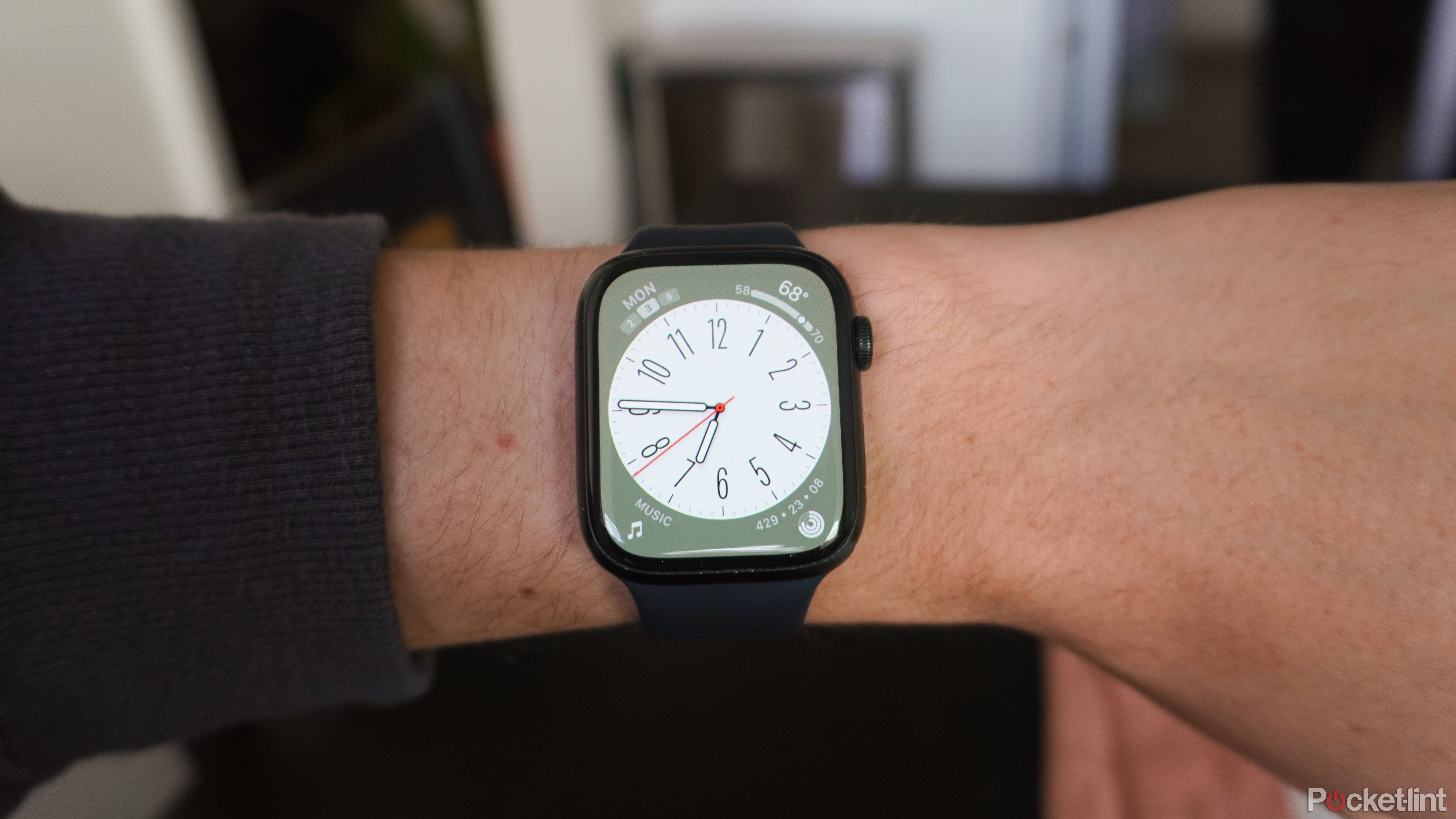 The Metropolitan Watch Face on an Apple Watch Series 7.