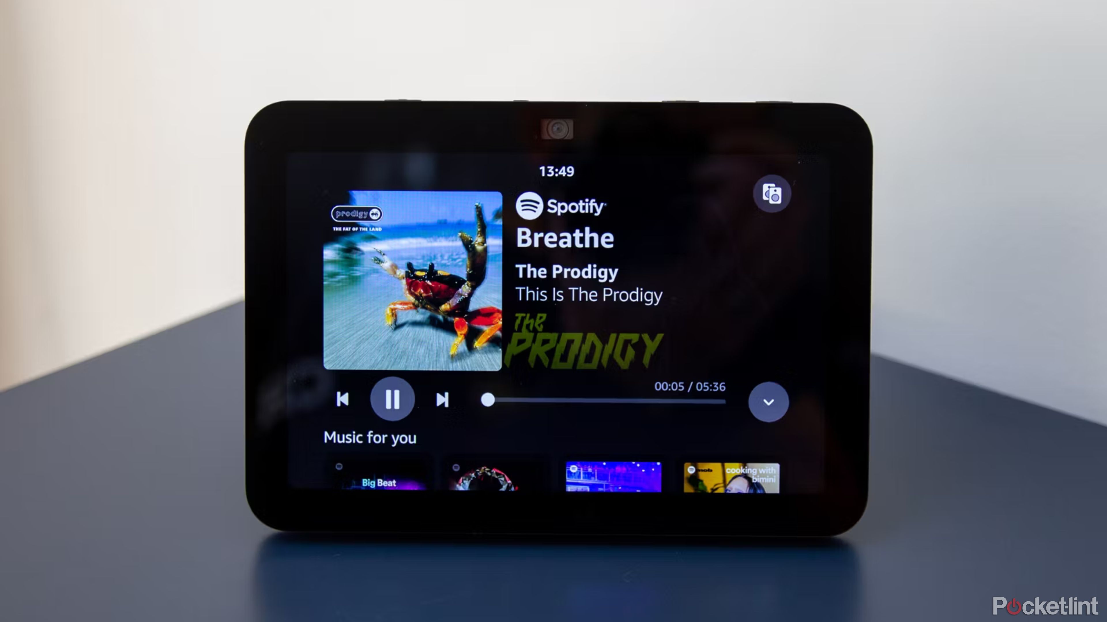 Breathe de The Prodigy se reproduce en el Echo Show 8 (3.ª generación)