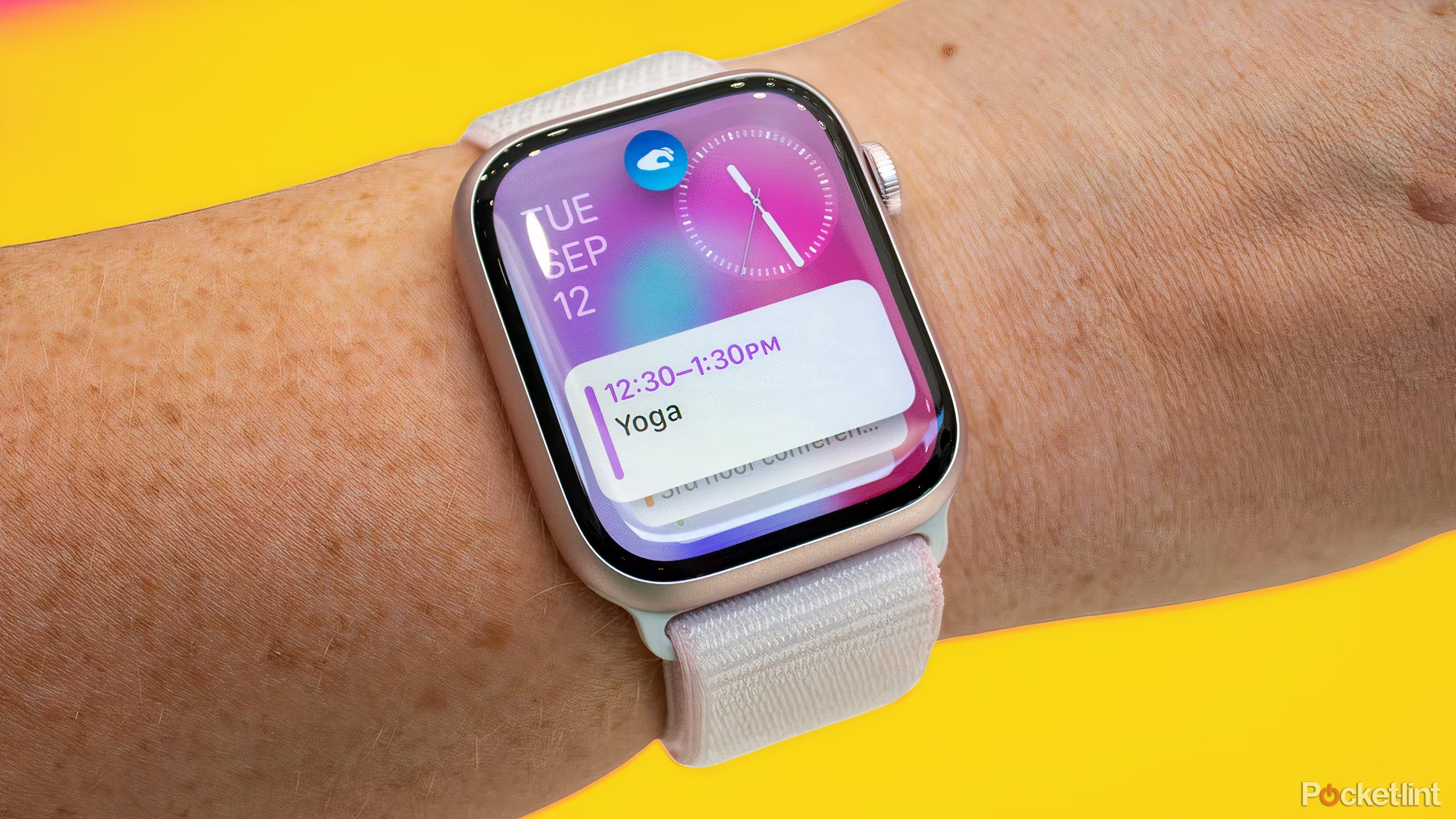 O Smart Stack do Apple Watch Series 9 em um fundo amarelo.