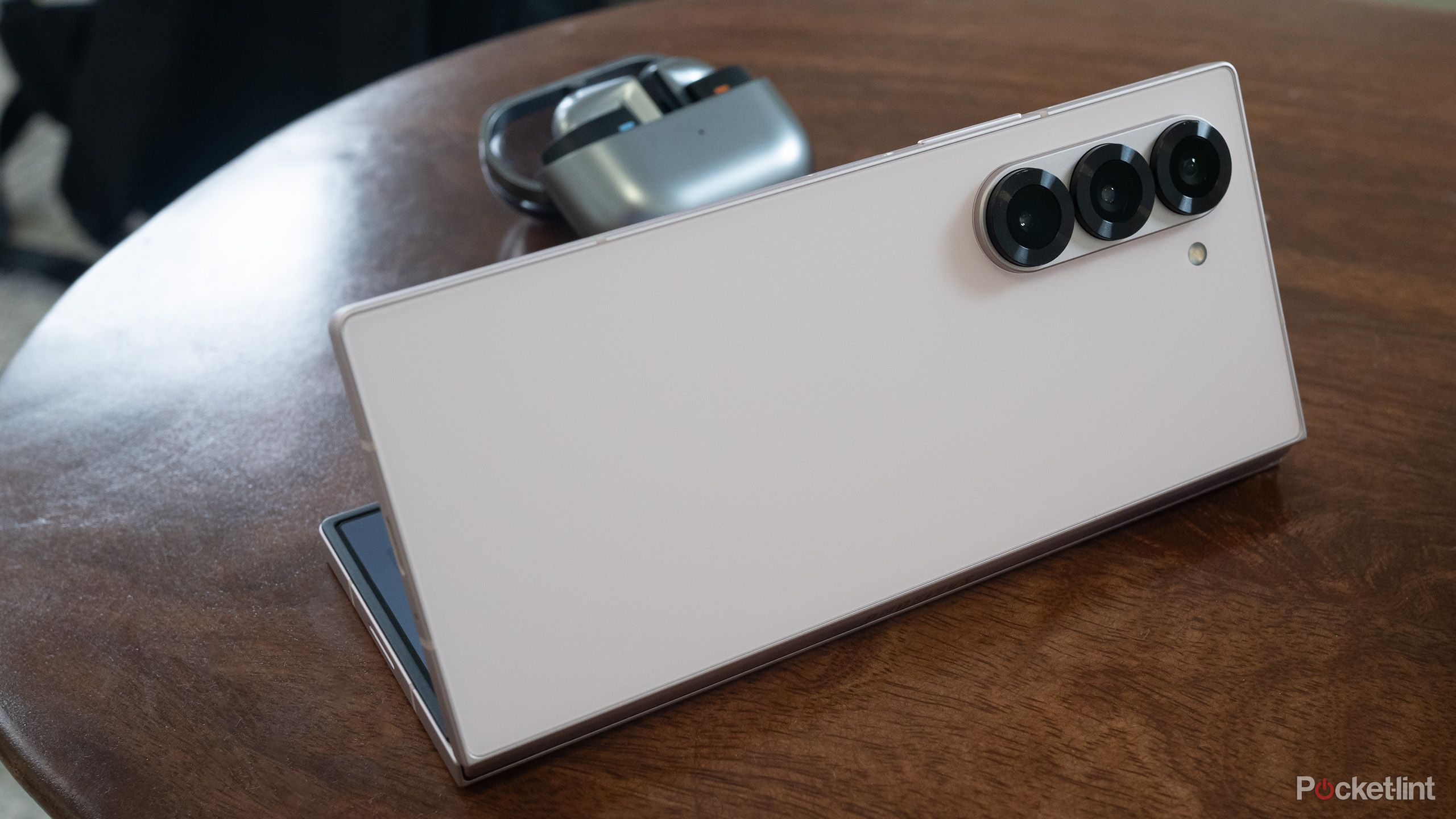 The Galaxy Fold 6 sitting sideways