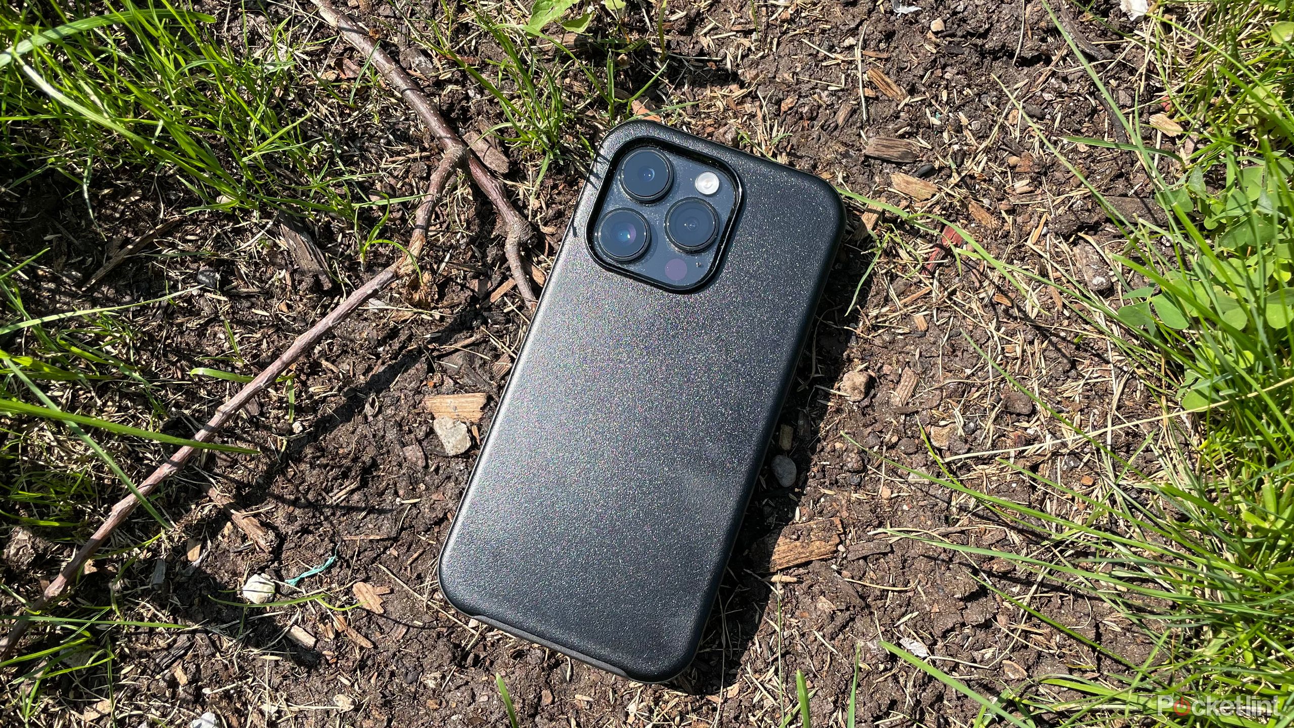 iphone-in-dirt