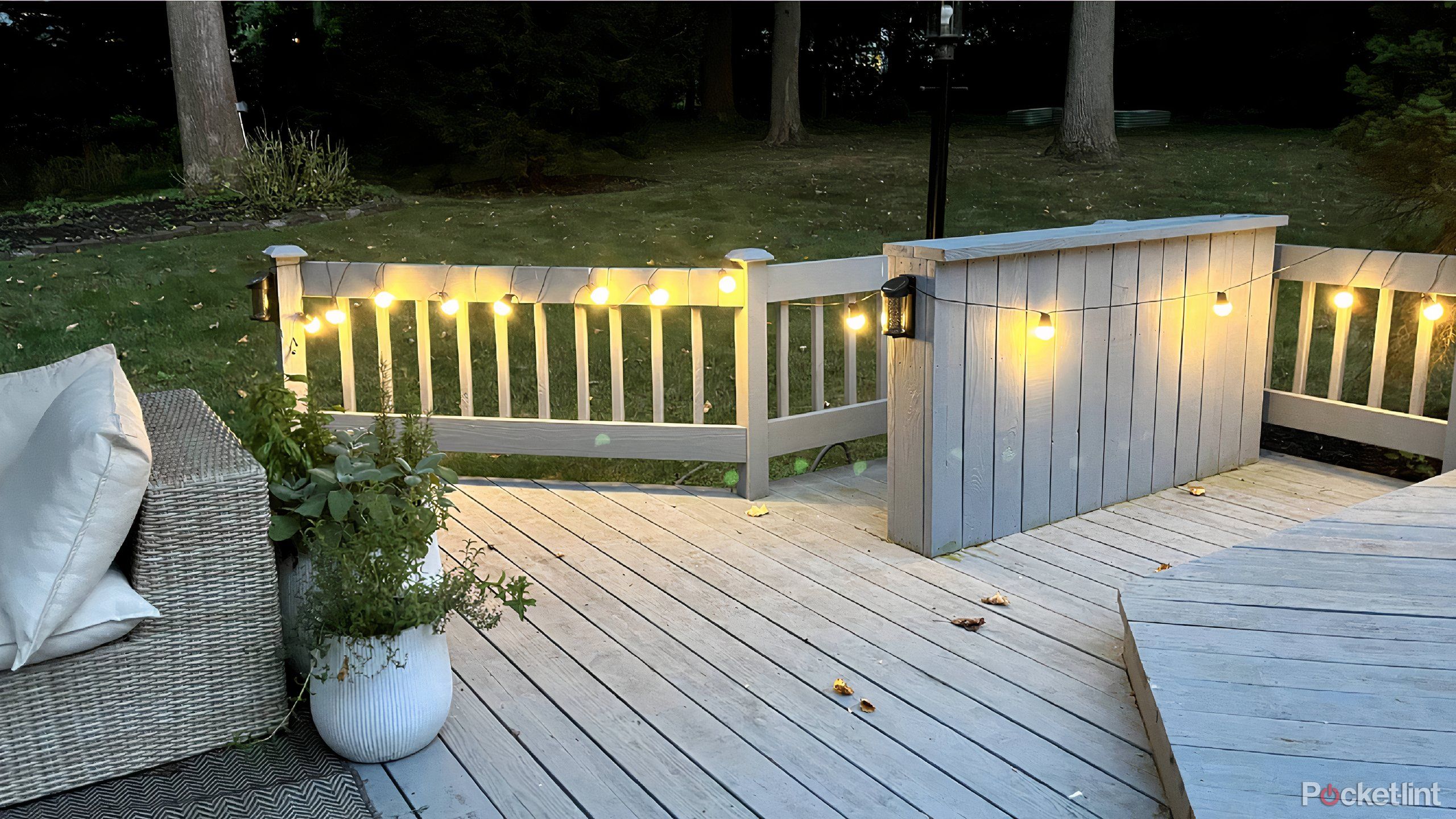 Luces de cadena para exteriores Govee 2 alrededor de una barra en una terraza