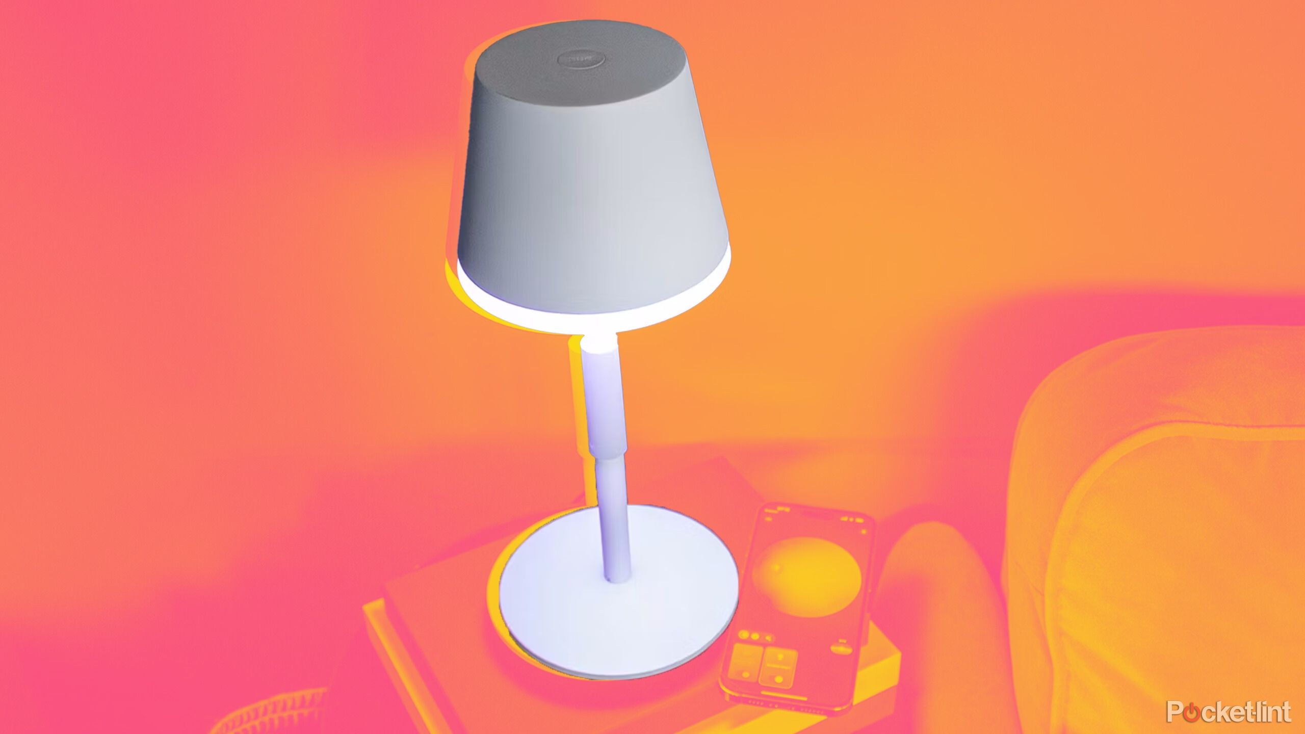 Una lámpara Philips Hue Go sobre un fondo de color