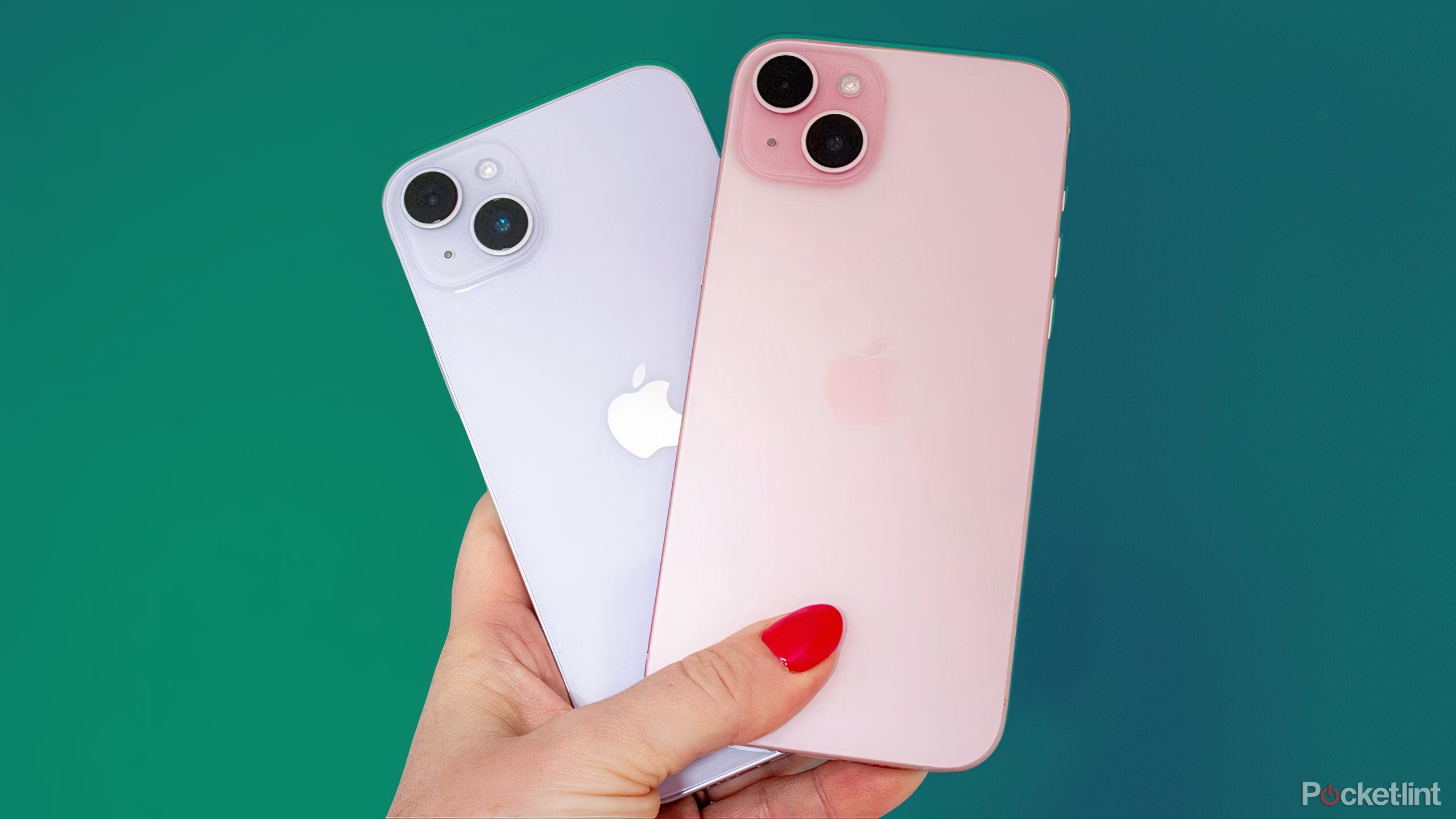 A blue iPhone 15 and a red iPhone 15 Plus over a green background.