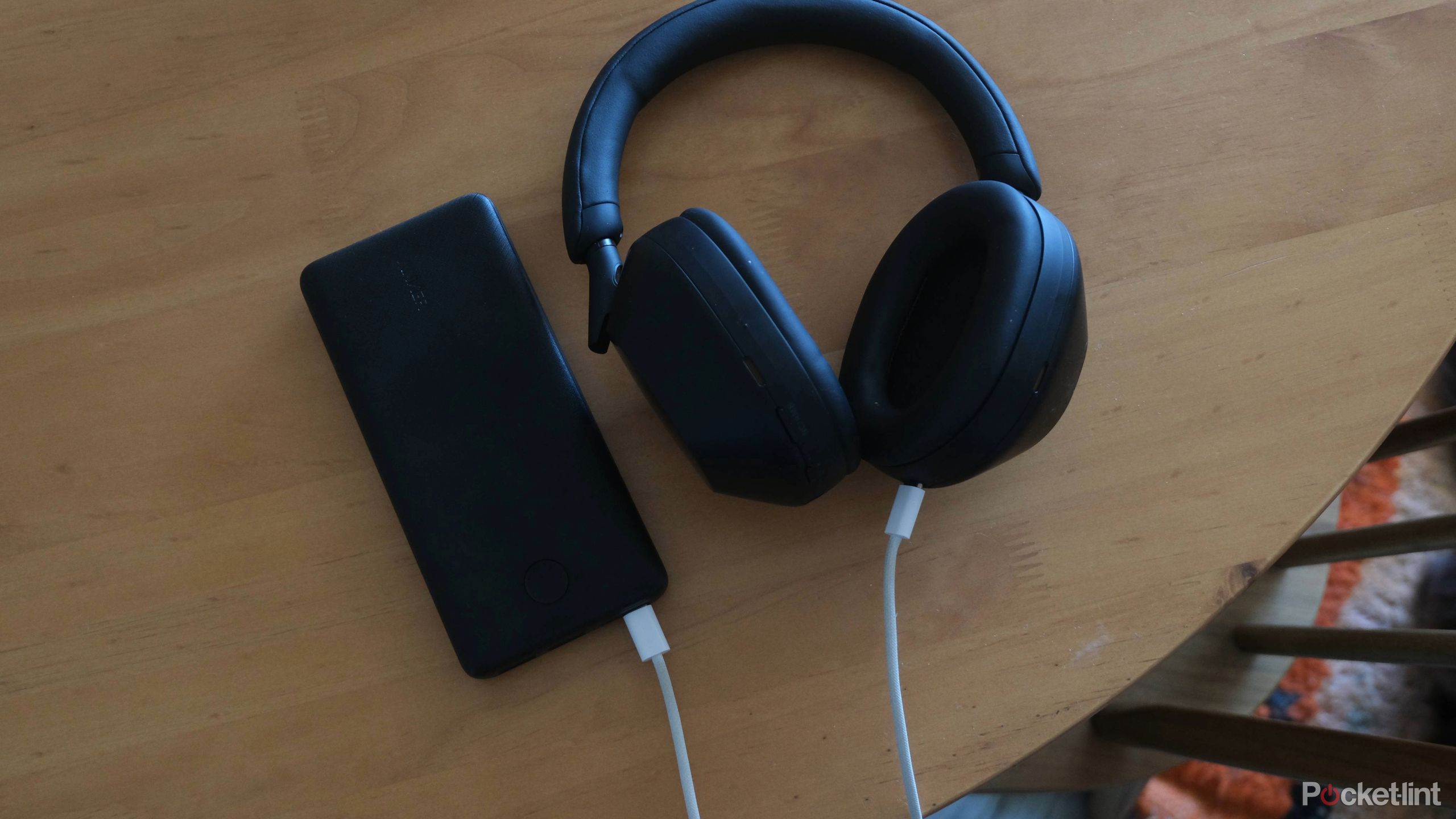 anker-325-headphone-charge